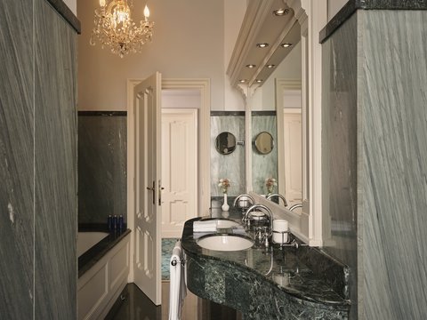 Junior Suite Lake View Bathroom