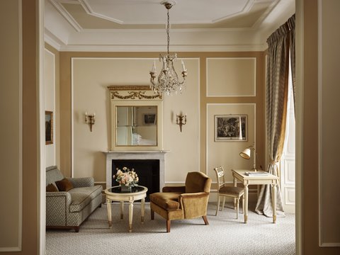 Junior Suite Lake View Sitting Room
