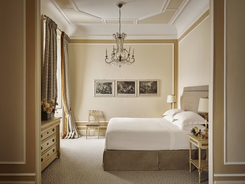Junior Suite Lake View Deluxe Bedroom