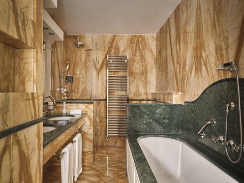 Junior Suite Lake View Deluxe Bathroom