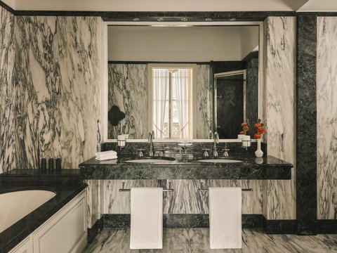 Cardinal Suite Bathroom