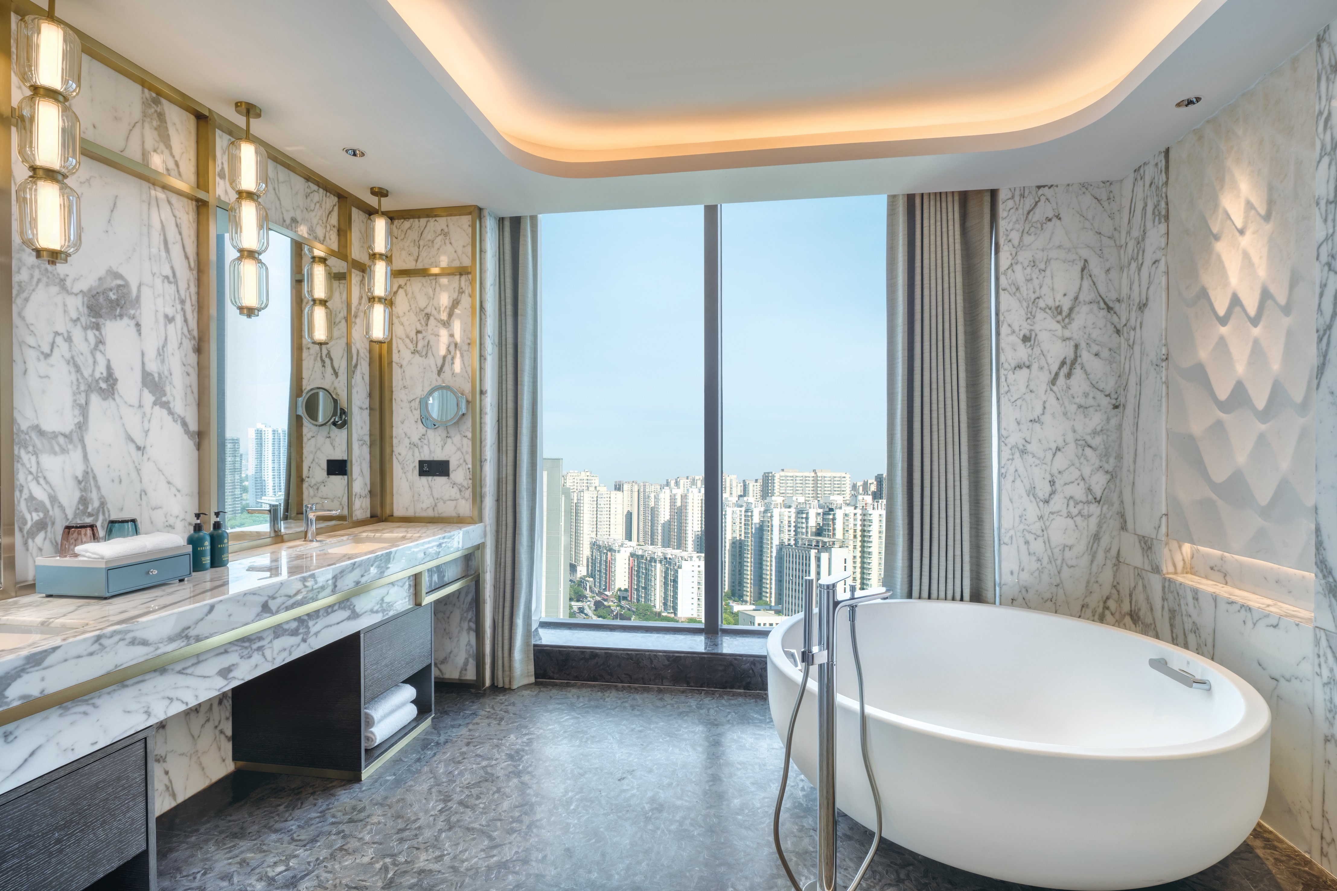 CROWNE PLAZA WEIYANG BY IHG-guestroom-Presidential Suite Bathroom.jpg