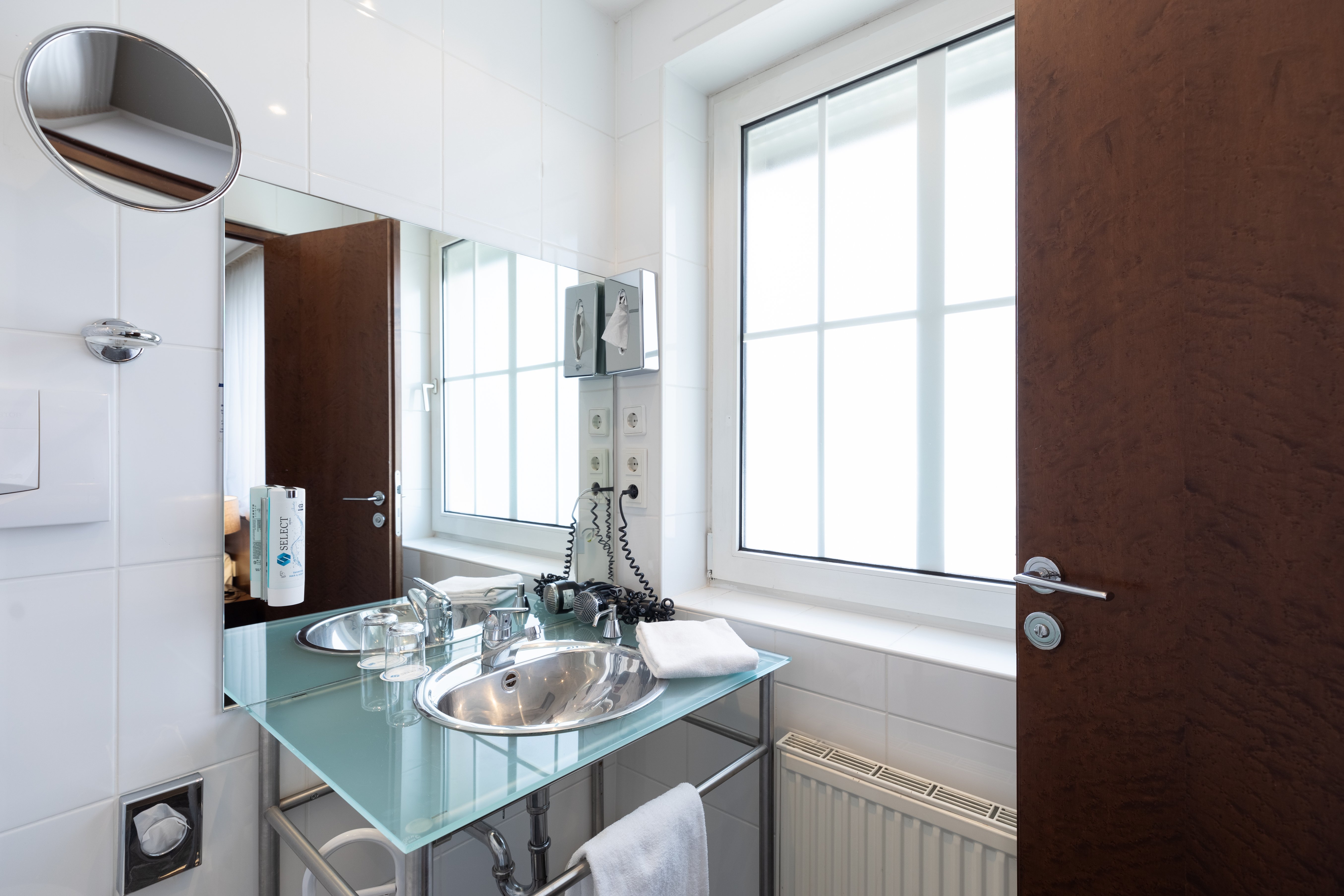 SELECT FRIEDRICHSHAFEN-guestroom-Bath business room - Select Hotel Friedrichshafen.jpg