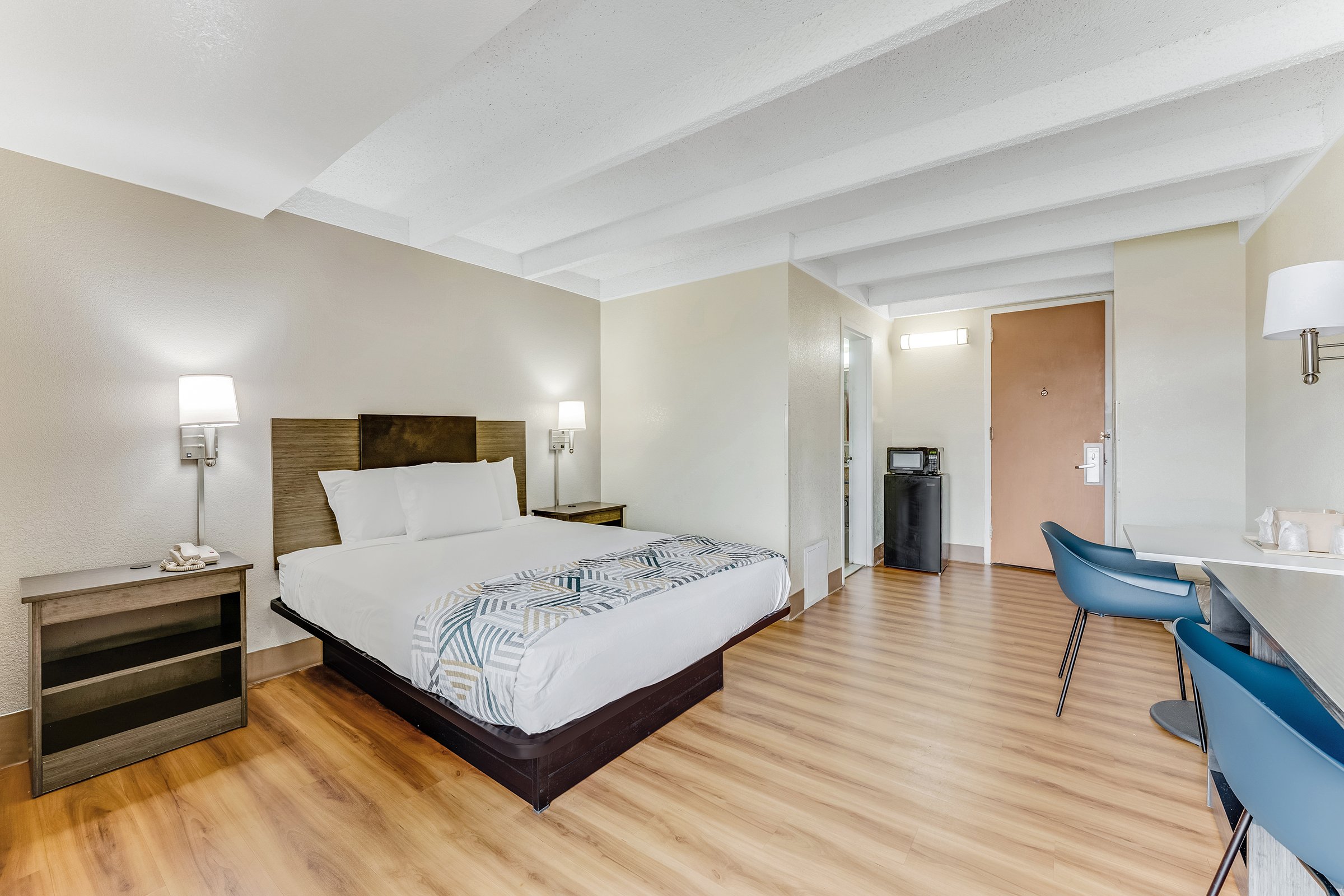 RED CARPET INN AND SUITES-guestroom-RPAPH Queen.jpg