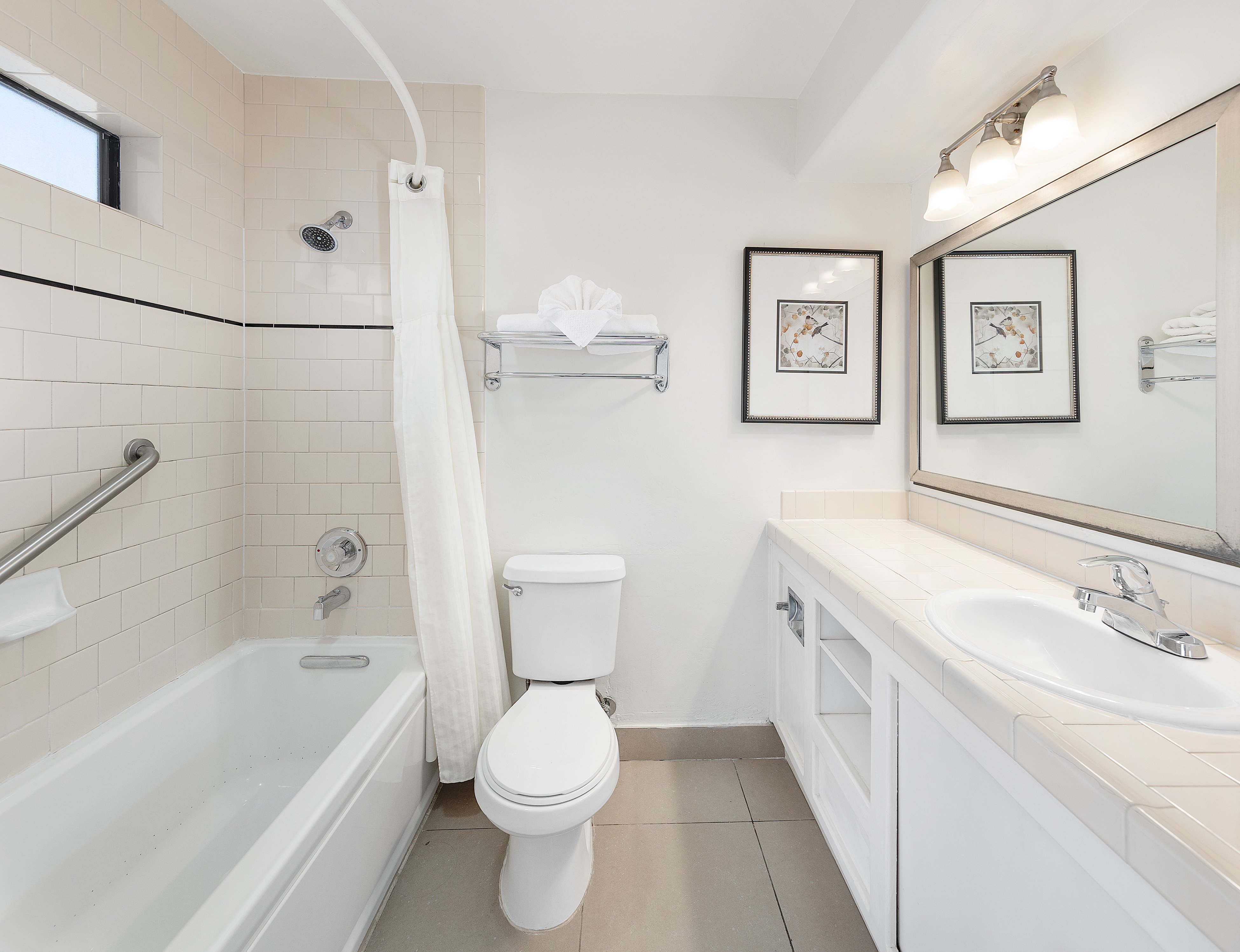 Pelican Inn and Suites-guestroom-Pelican Bathroom.jpg