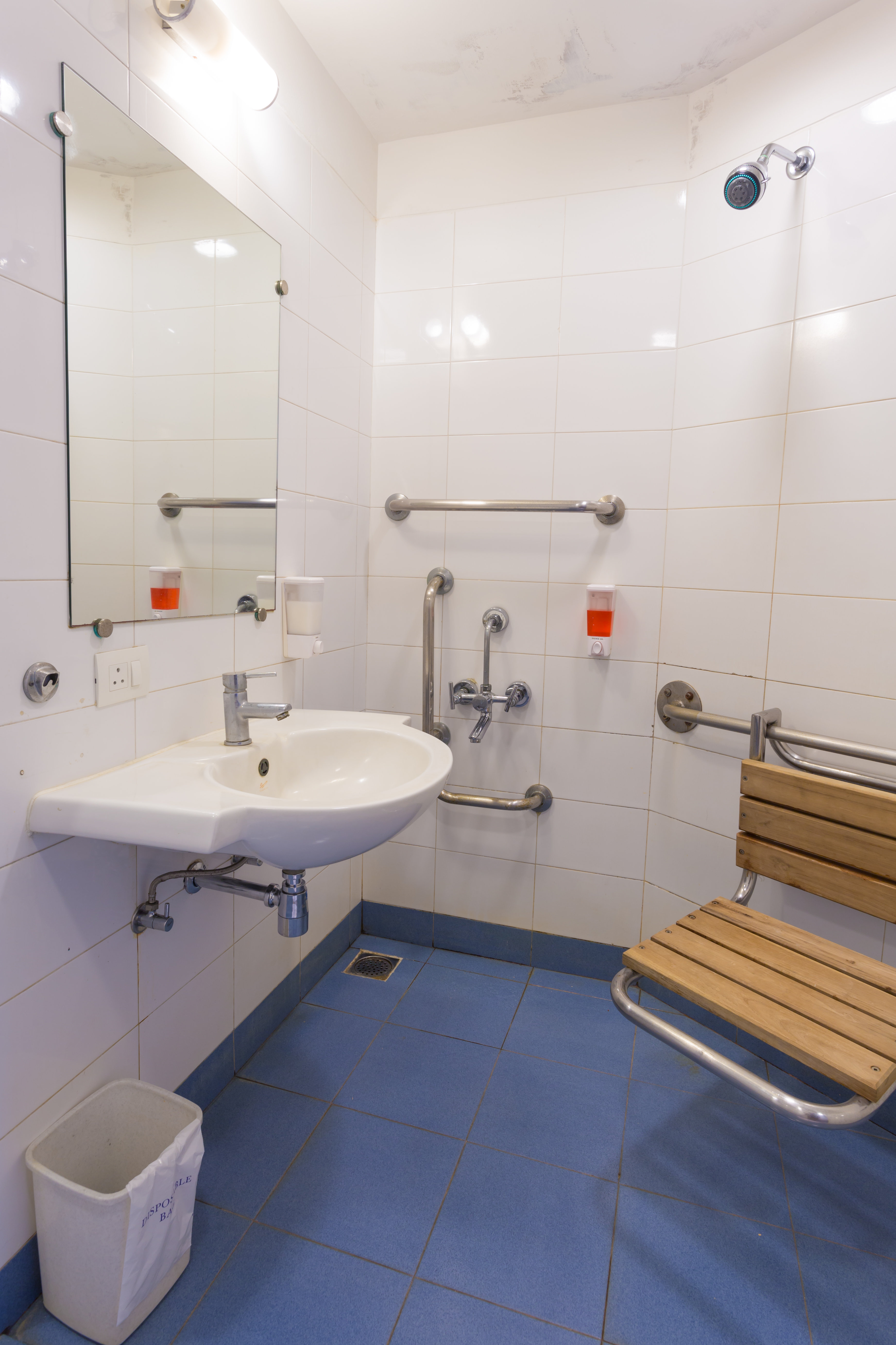 GINGER PONDICHERRY-guestroom-BATHROOM AMENITIES.jpg
