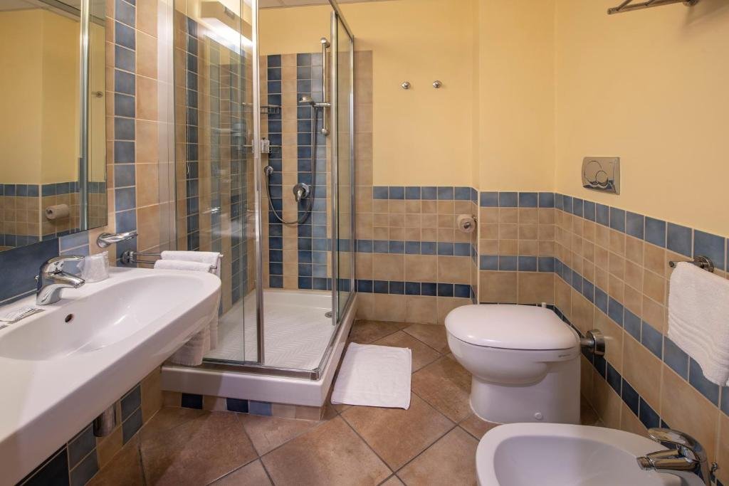 CALASERENA RESORT-guestroom-Bathroom.jpg