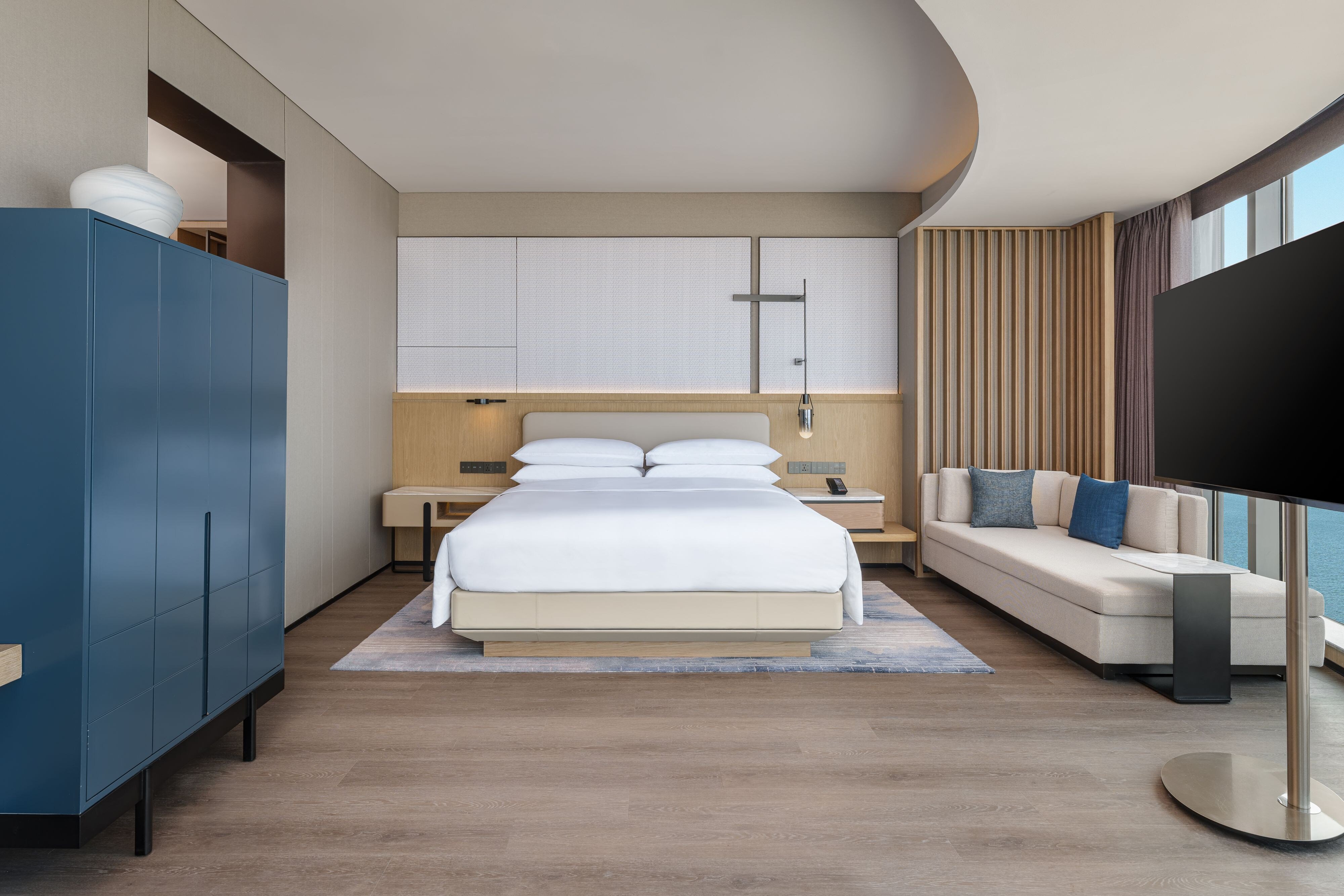 Qingdao Marriott Hotel Jiaozhou-guestroom-Premium King Focus on Bed.jpg