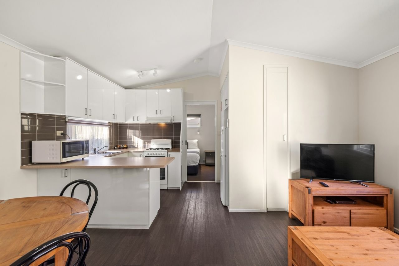DISCOVERY PARKS GEELONG-guestroom-Dlx 1BR Cabin (1716) - Living Area.jpg