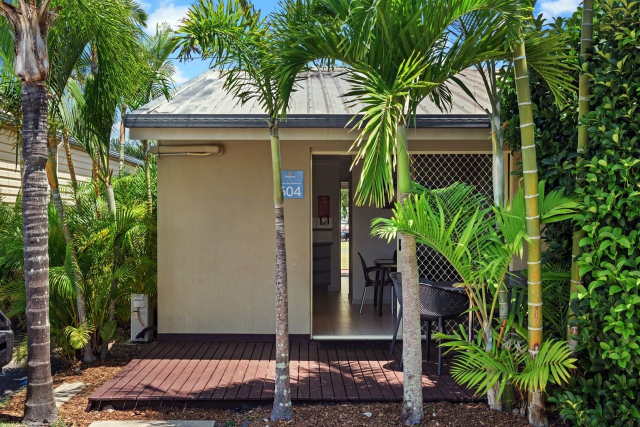 DISCOVERY PARKS - FRASER ST-guestroom-Dlx 1BR Cabin Slps 4 (40).jpg