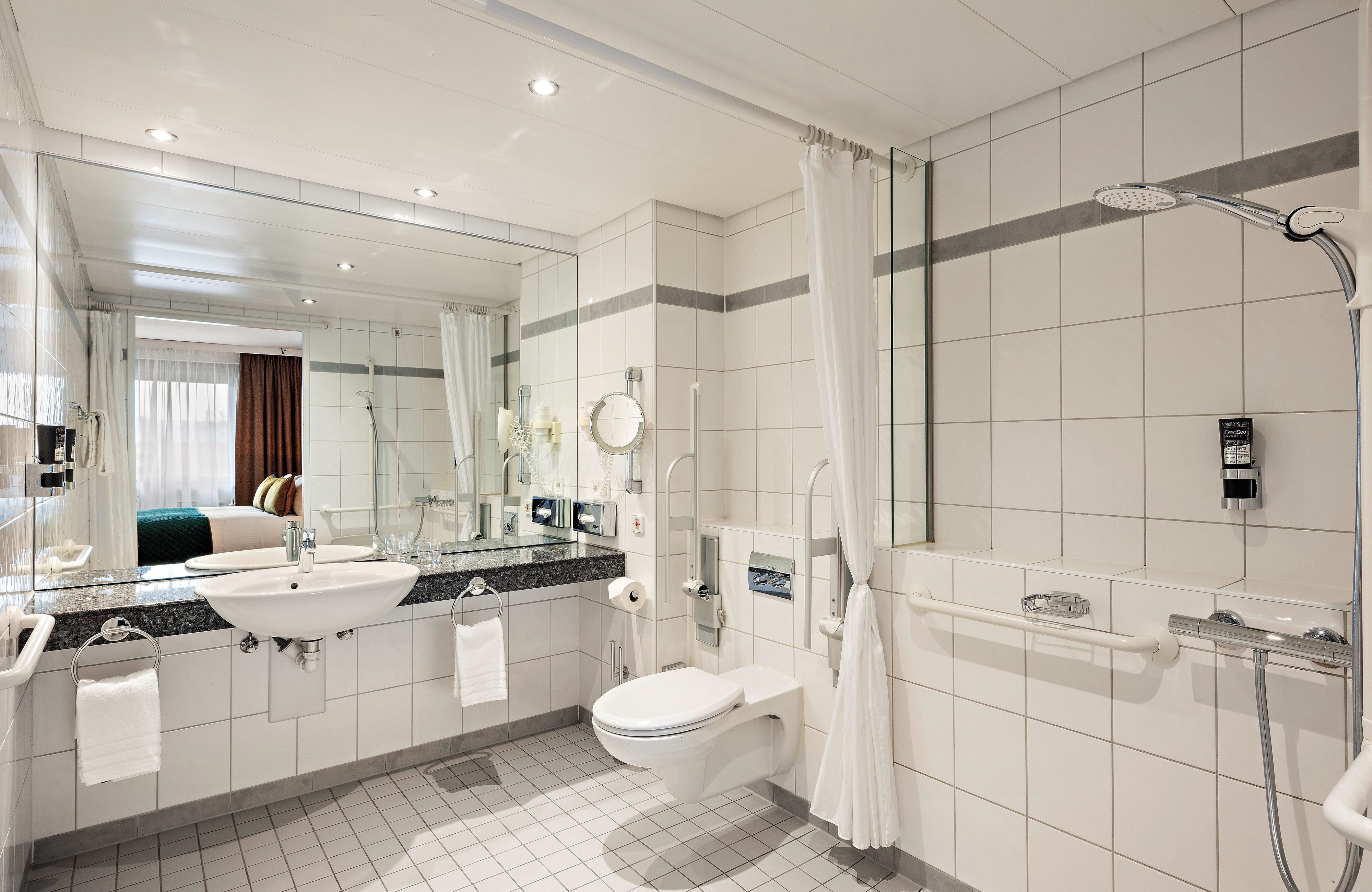 LEONARDO HOTEL ESSLINGEN-guestroom-Leonardo Hotel Esslingen Accessible Comfort Double Bathroom.jpg