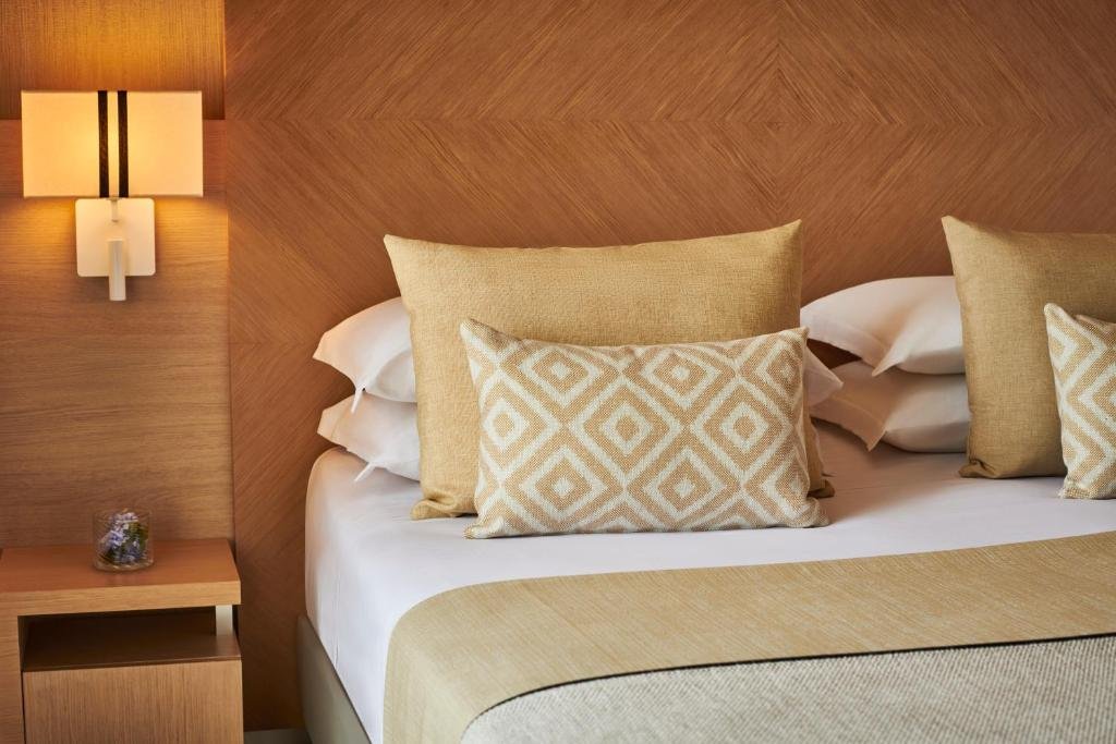 GRANSERENA HOTEL-guestroom-Classic Room.jpg