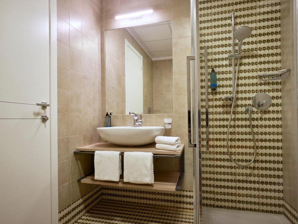 GRANSERENA HOTEL-guestroom-Bathroom.jpg