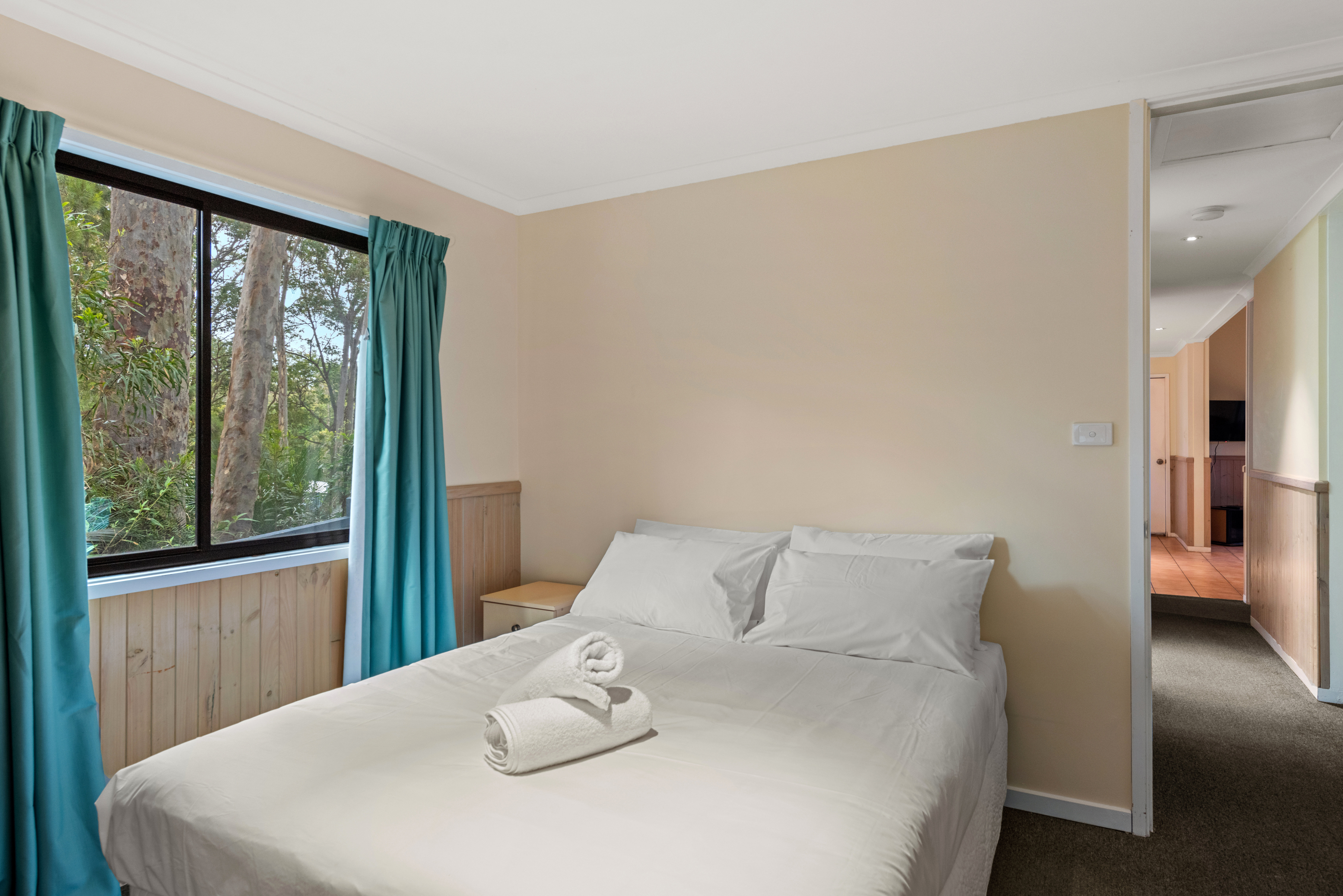 DISCOVERY PARKS - NAROOMA BEAC-guestroom-Dlx 3BR Cabin Slps 8 (2362) - Room.jpg