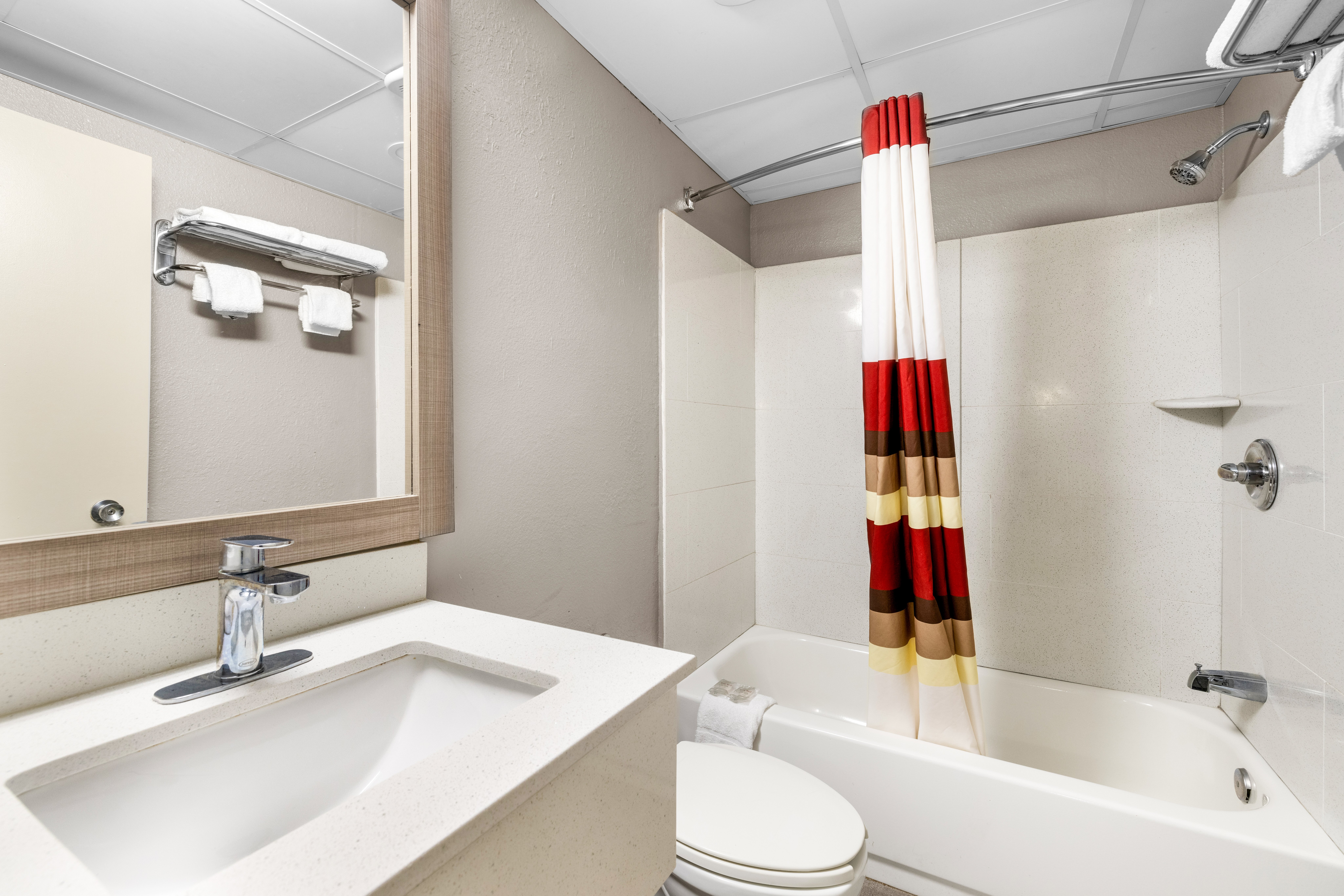 RED ROOF NIAGARA FALLS-guestroom-Vanity Bath.jpg
