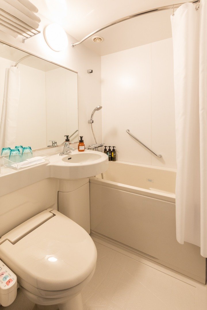 VILLAGE HOTEL ARIAKE TOKYO-guestroom-Bathroom.jpg
