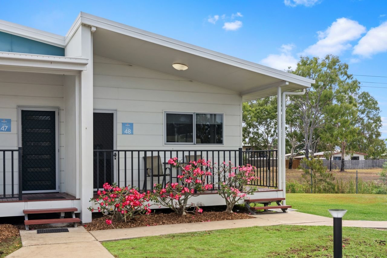Discovery Parks - Townsville-guestroom-Dlx 2BR Cabin Slps 5 (23).jpg