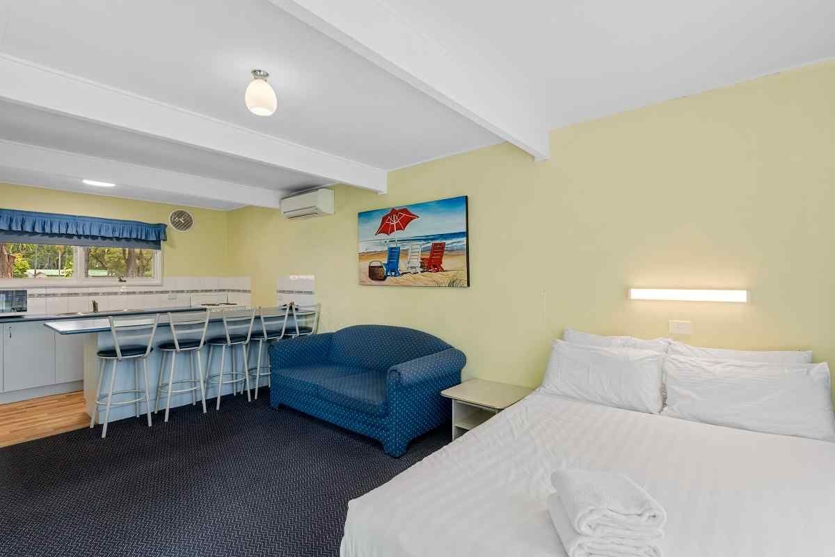 DISCOVERY PARKS - ULLADULLA-guestroom-Superior 1BR Cabin Slps 5 (2213) - Living Area.jpg