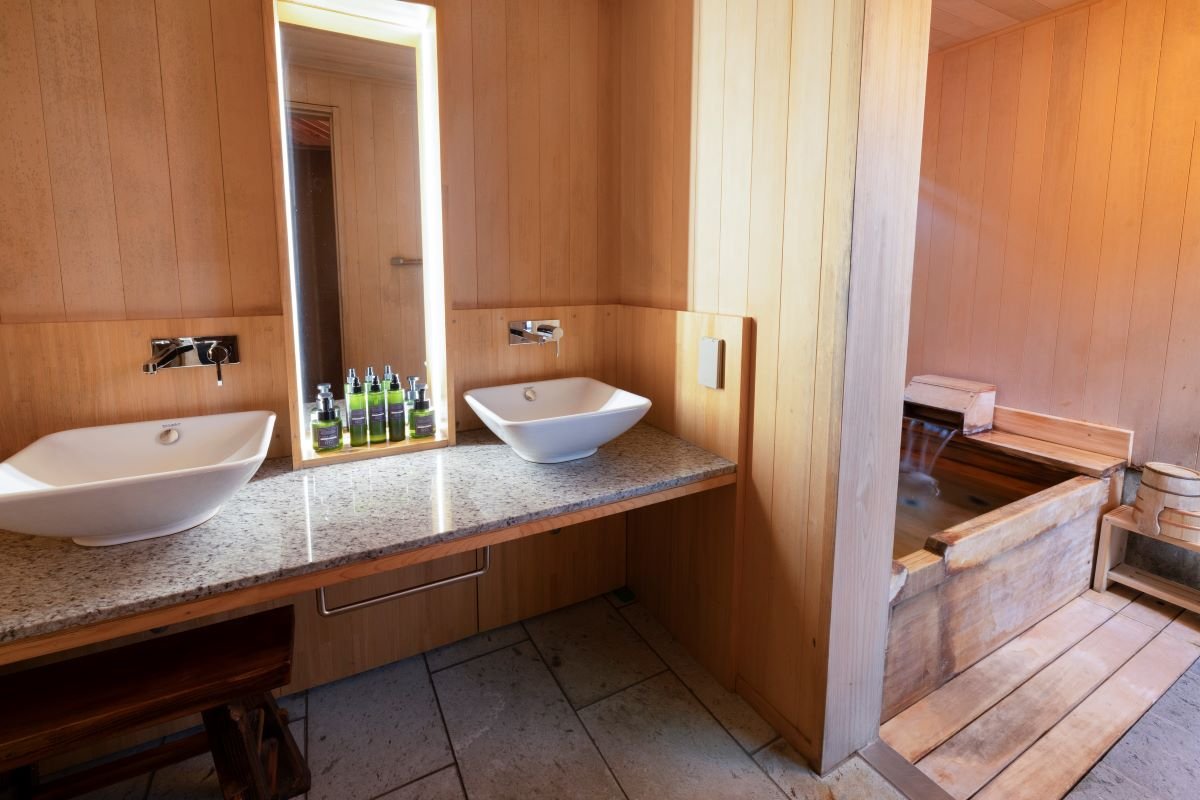 HAKONE RETREAT VILLA 1/F-guestroom-Bathroom.jpg