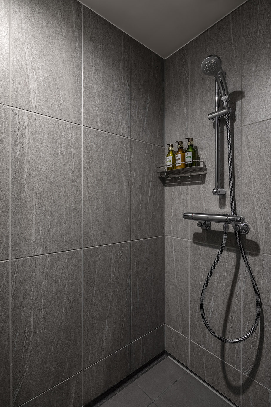 ORIENTAL HTL FUKUOKA HAKATA ST-guestroom-shower booth.jpg