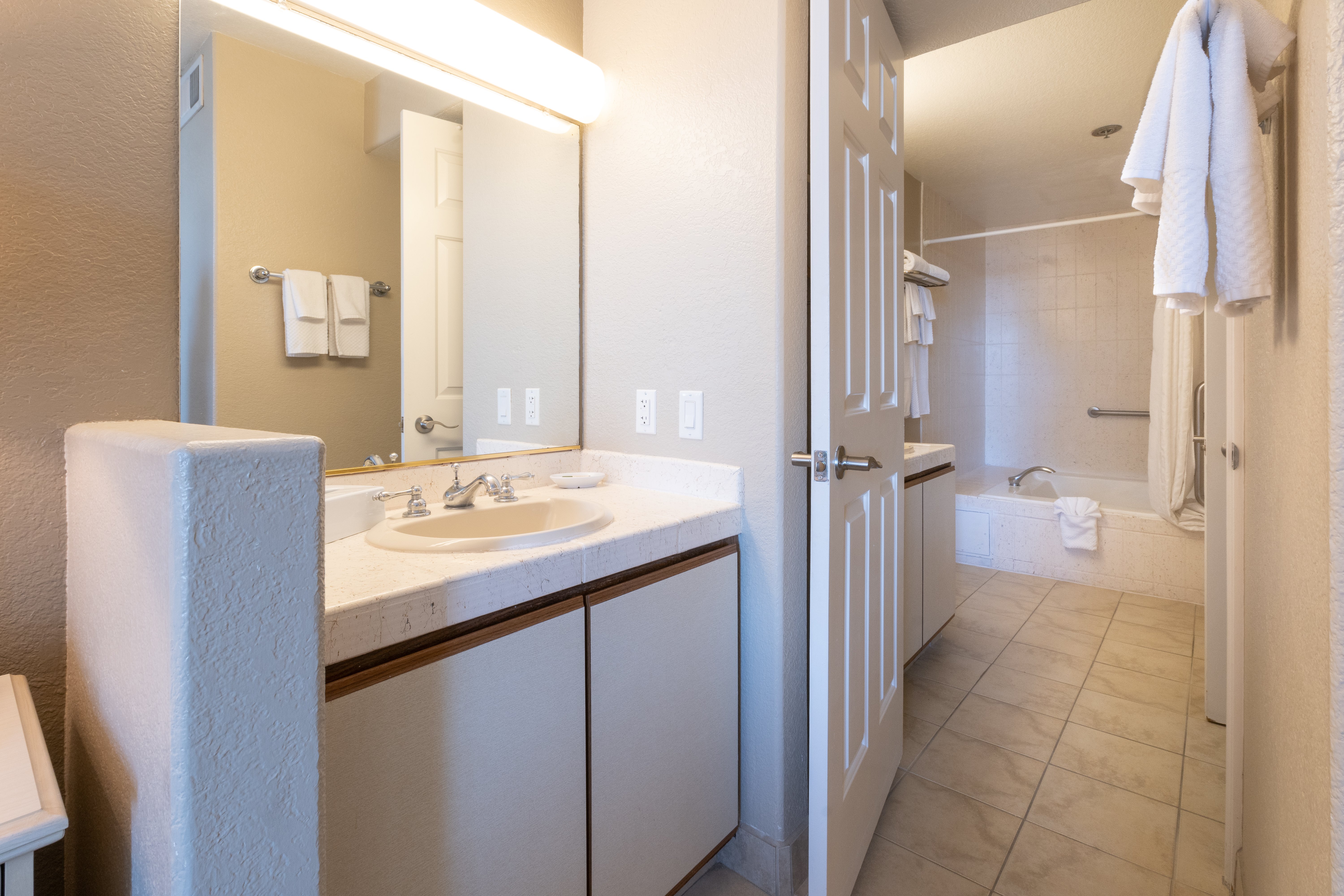 CAPISTRANO SURFSIDE INN-guestroom-Capistrano Surf Side Inn One B Dunreno Ensuite.jpg