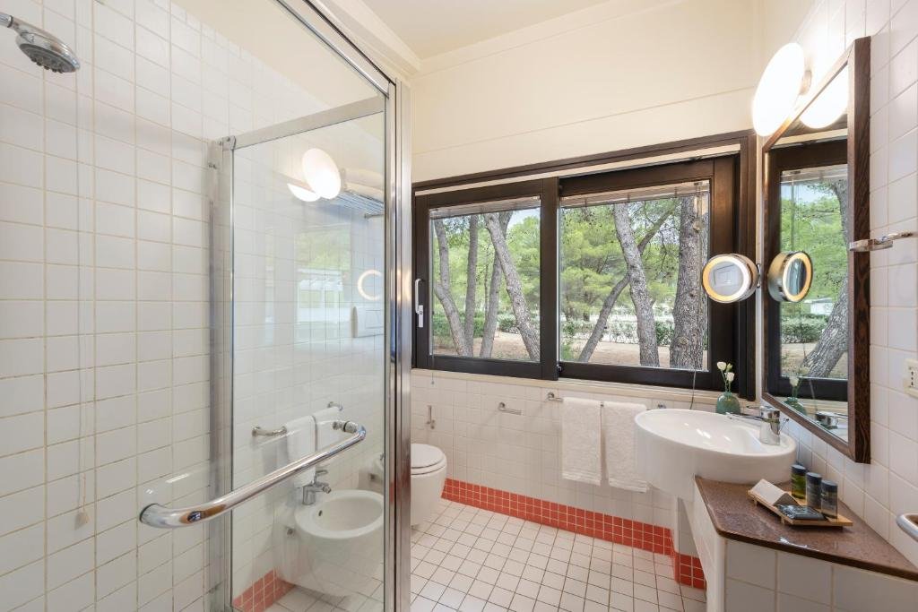 ALBOREA ECOLODGE RESORT-guestroom-Bathroom.jpg