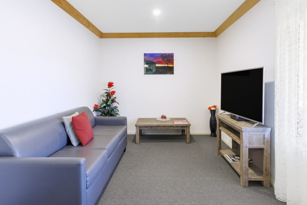 BLACK GOLD MOTEL-guestroom-Executive Suite - Loungeroom.jpg