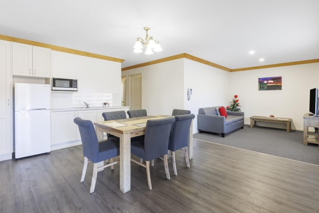 BLACK GOLD MOTEL-guestroom-Executive Suite - Living Area.jpg