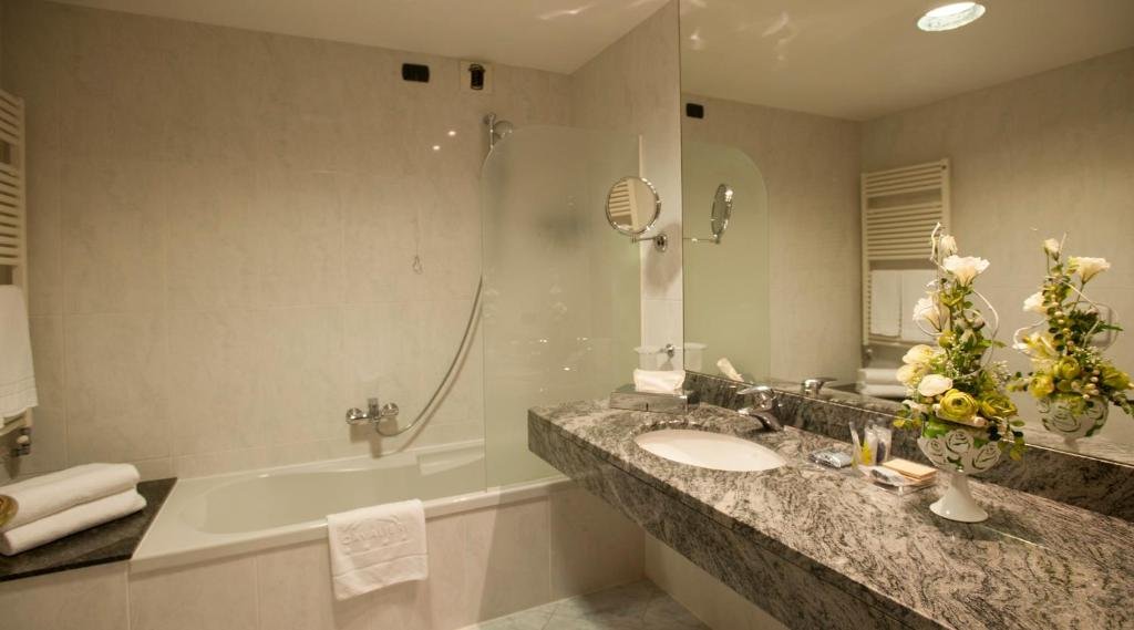 PHI HOTEL CAVALIERI-guestroom-BATHROOM.jpg