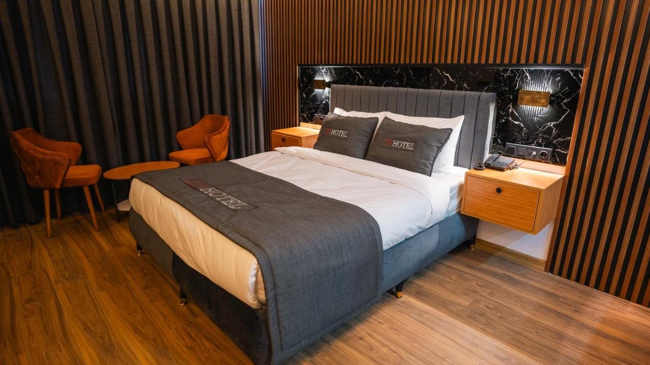 CIP HOTEL-guestroom-D1D477 Guest Room.jpg