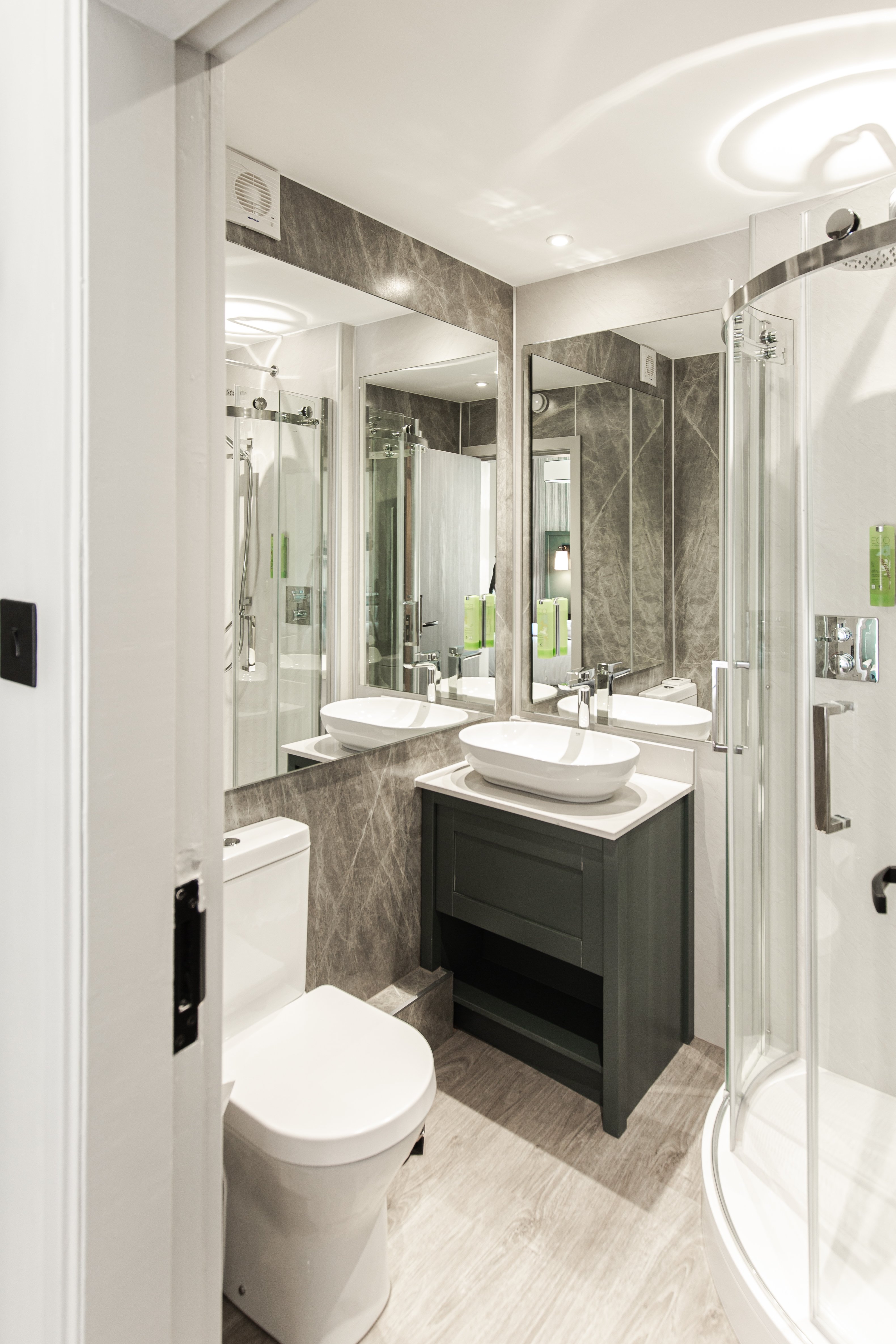 GRETNA HALL HOTEL-guestroom-Bathroom.jpg
