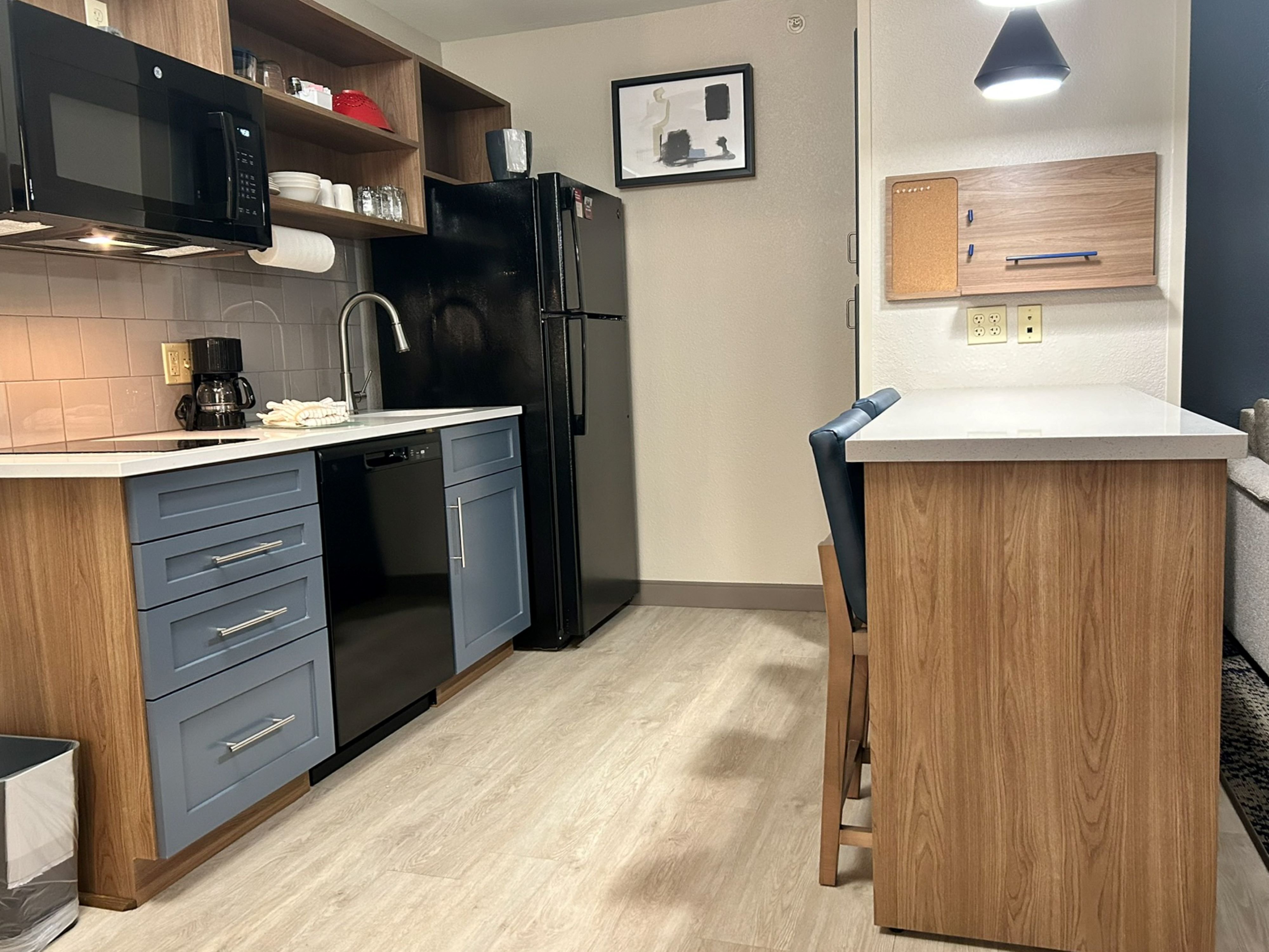 CANDLEWOOD SUITES UNIV OF AR BY IHG-guestroom-Large work area and table in Every King Suite.jpg