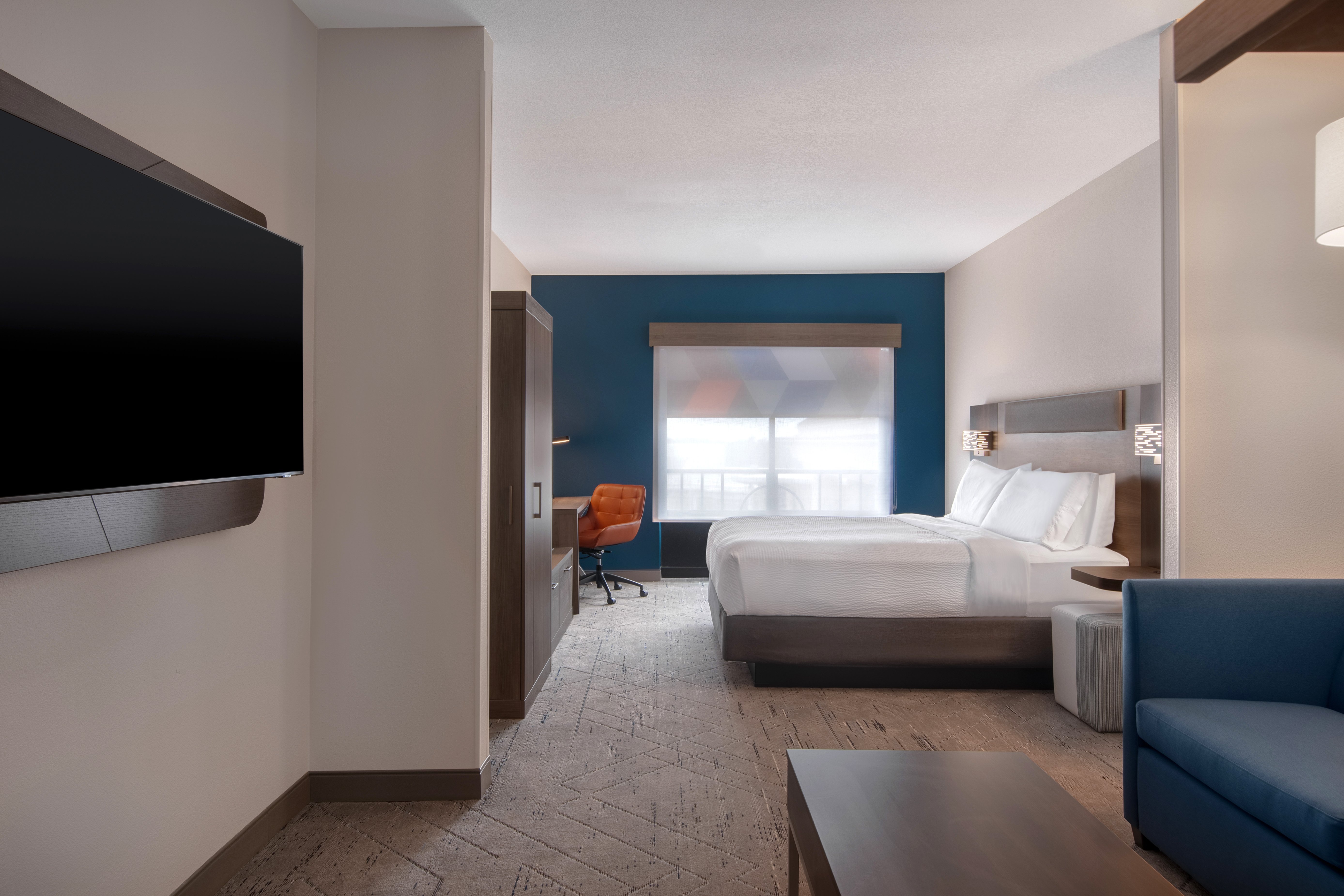 HOLIDAY INN EXP PRATTVILLE AL-guestroom-Suite.jpg