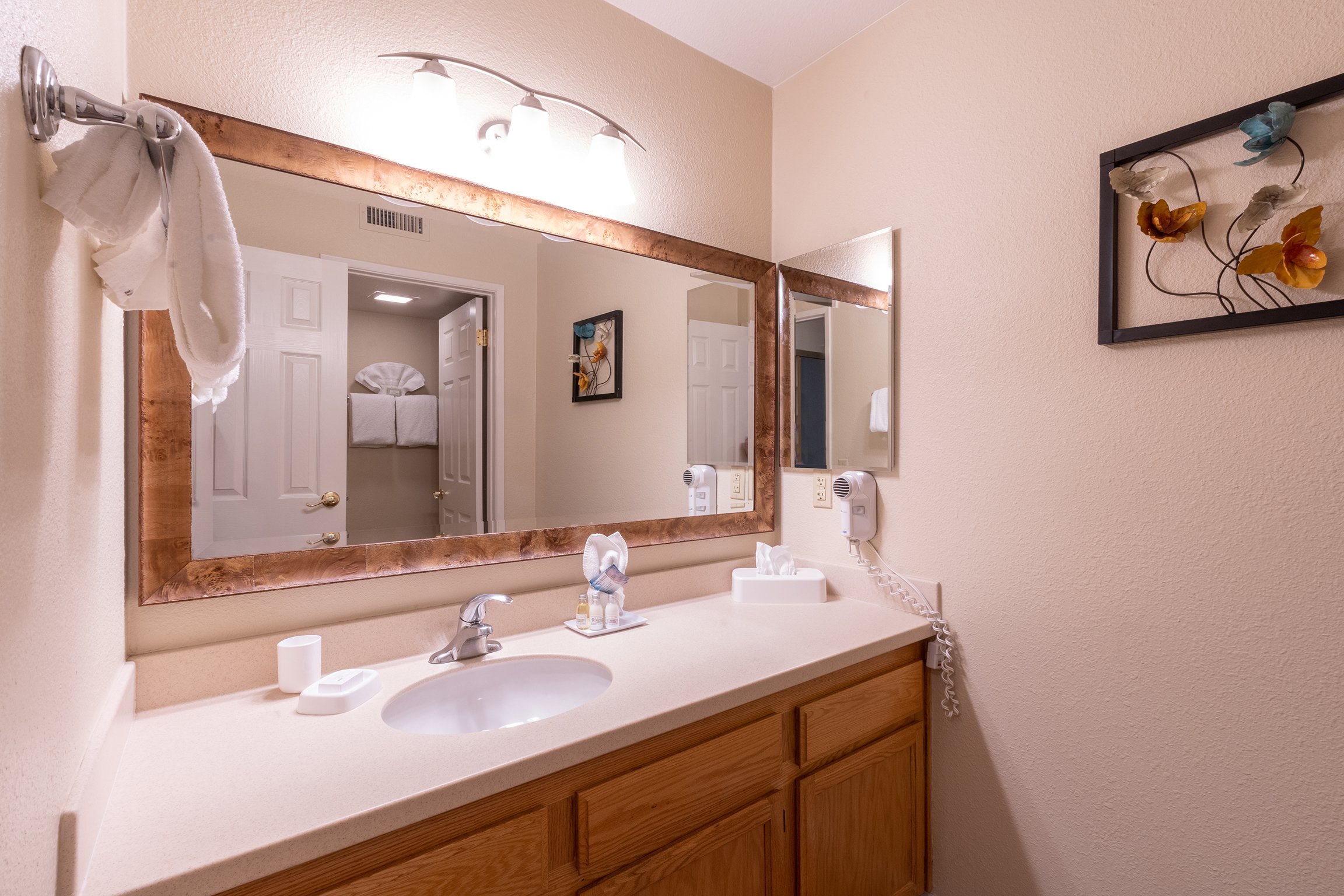 SAN DIEGO COUNTRY ESTATES-guestroom-San Diego Country Estates BD Master Ensuite AGODA.jpg