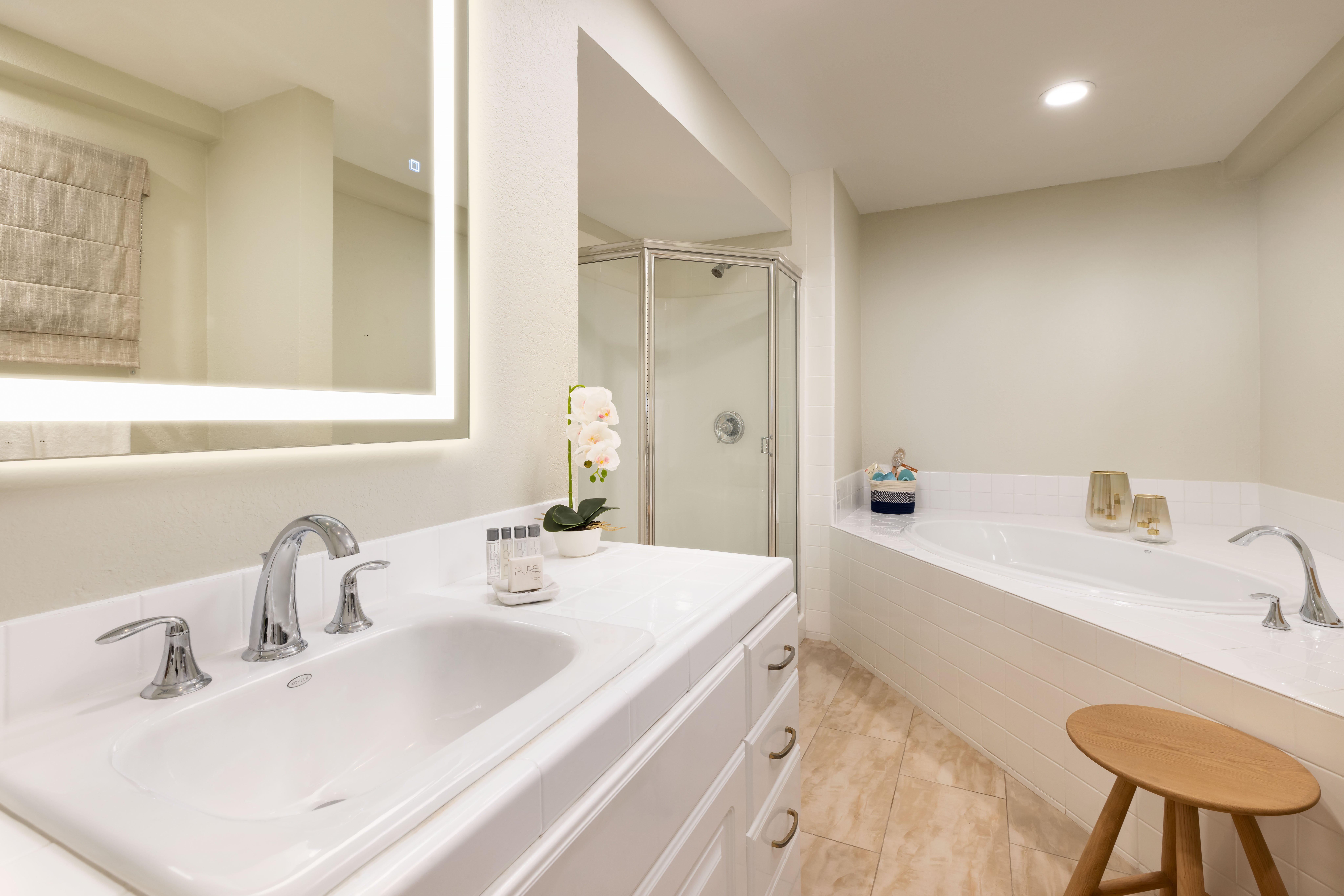 PACIFIC EDGE HOTEL-guestroom-Tower Double Bed Bathroom.jpg