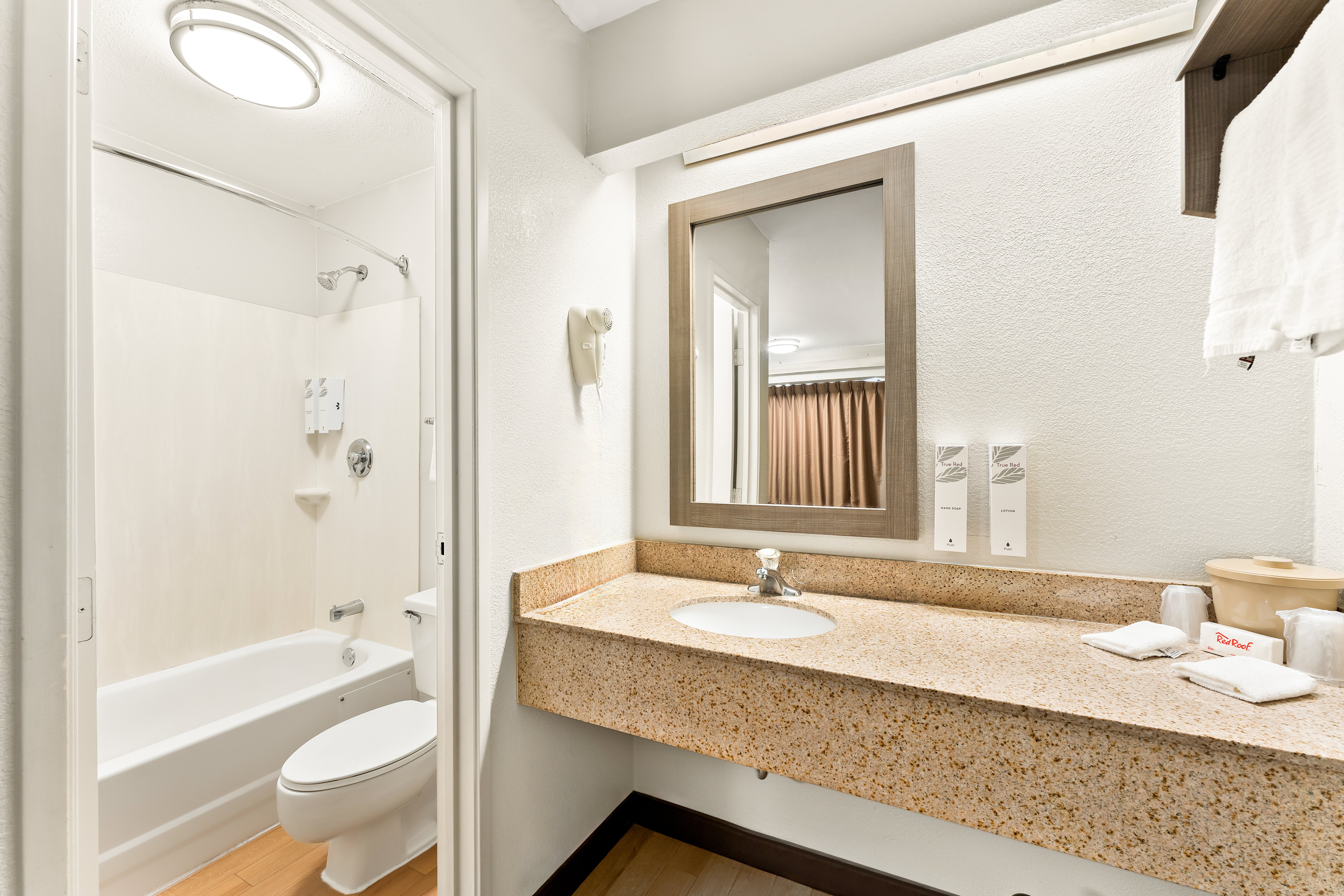 RED ROOF ALLENTOWN AIRPORT-guestroom-Bathroom.jpg