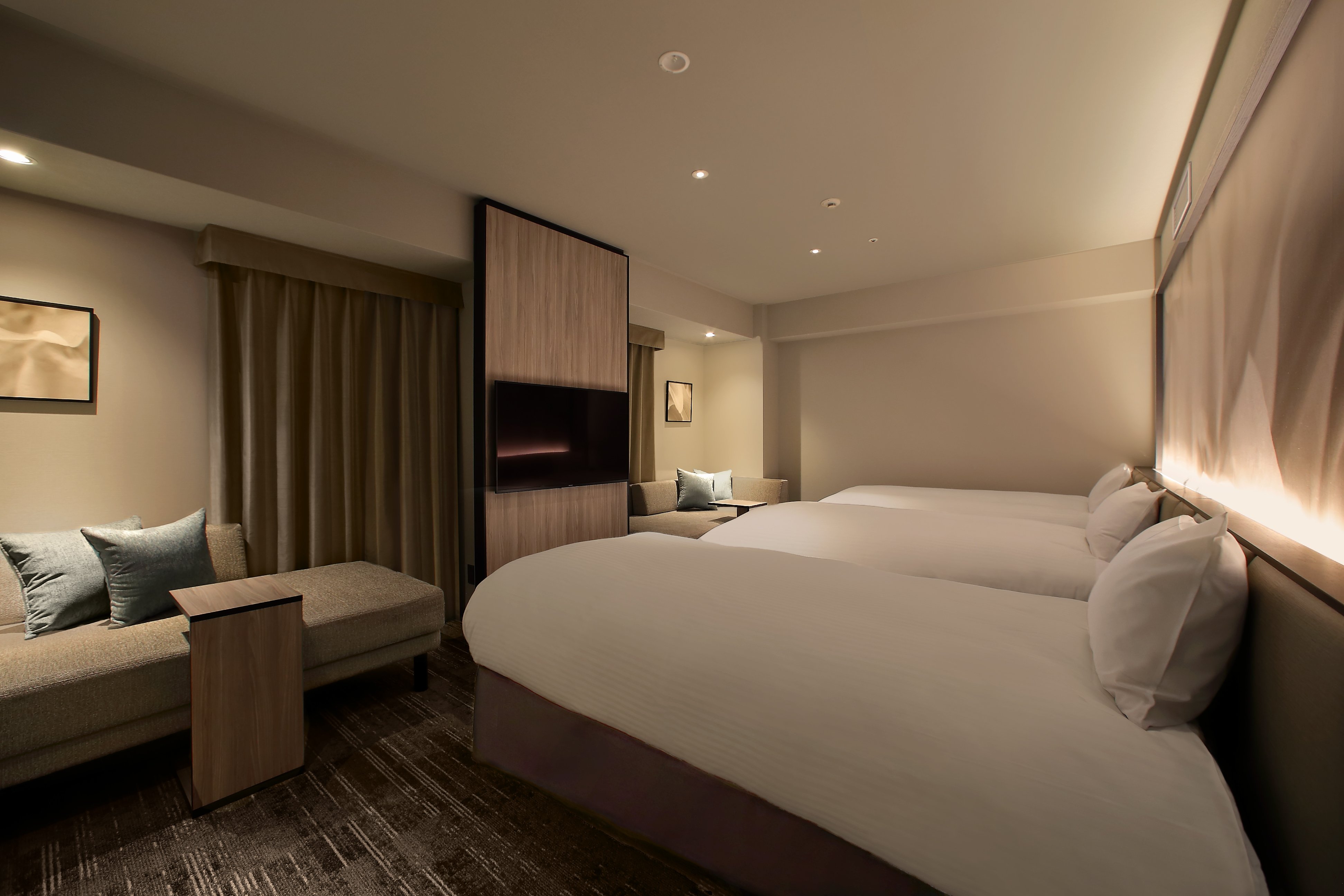 ORIENTAL UNIVERSAL CITY-guestroom-Deluxe Triple Room.jpg