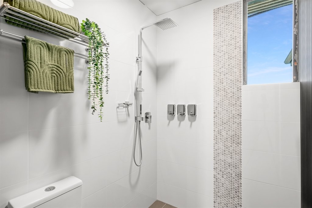 GRAND HOTEL STUDIOS, WYONG-guestroom-Deluxe King/Queen - Bathroom.jpg