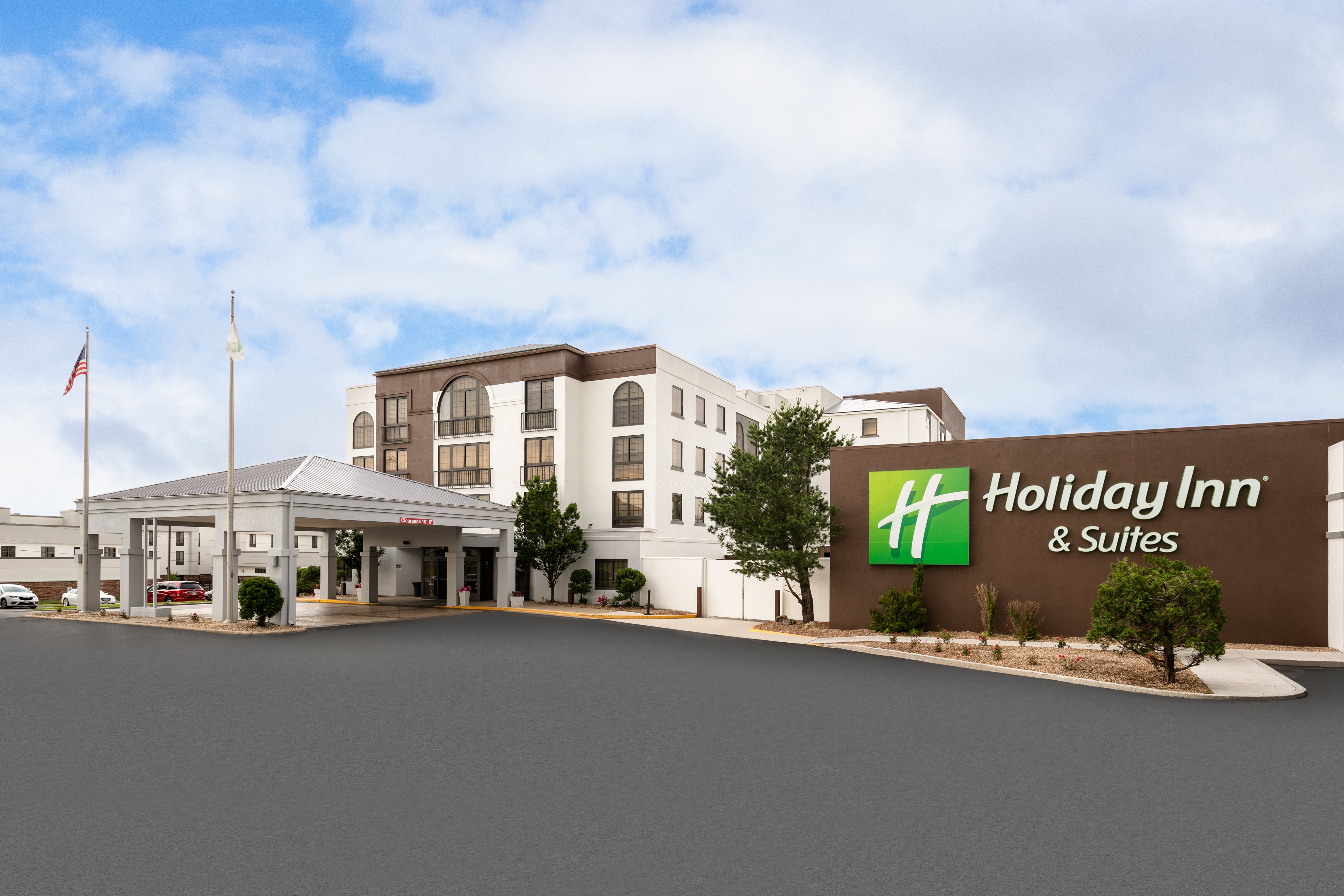 HOLIDAY INN NORTH BY IHG-guestroom-Drive up to the Holiday Inn & Suites with free airport shuttle..jpg