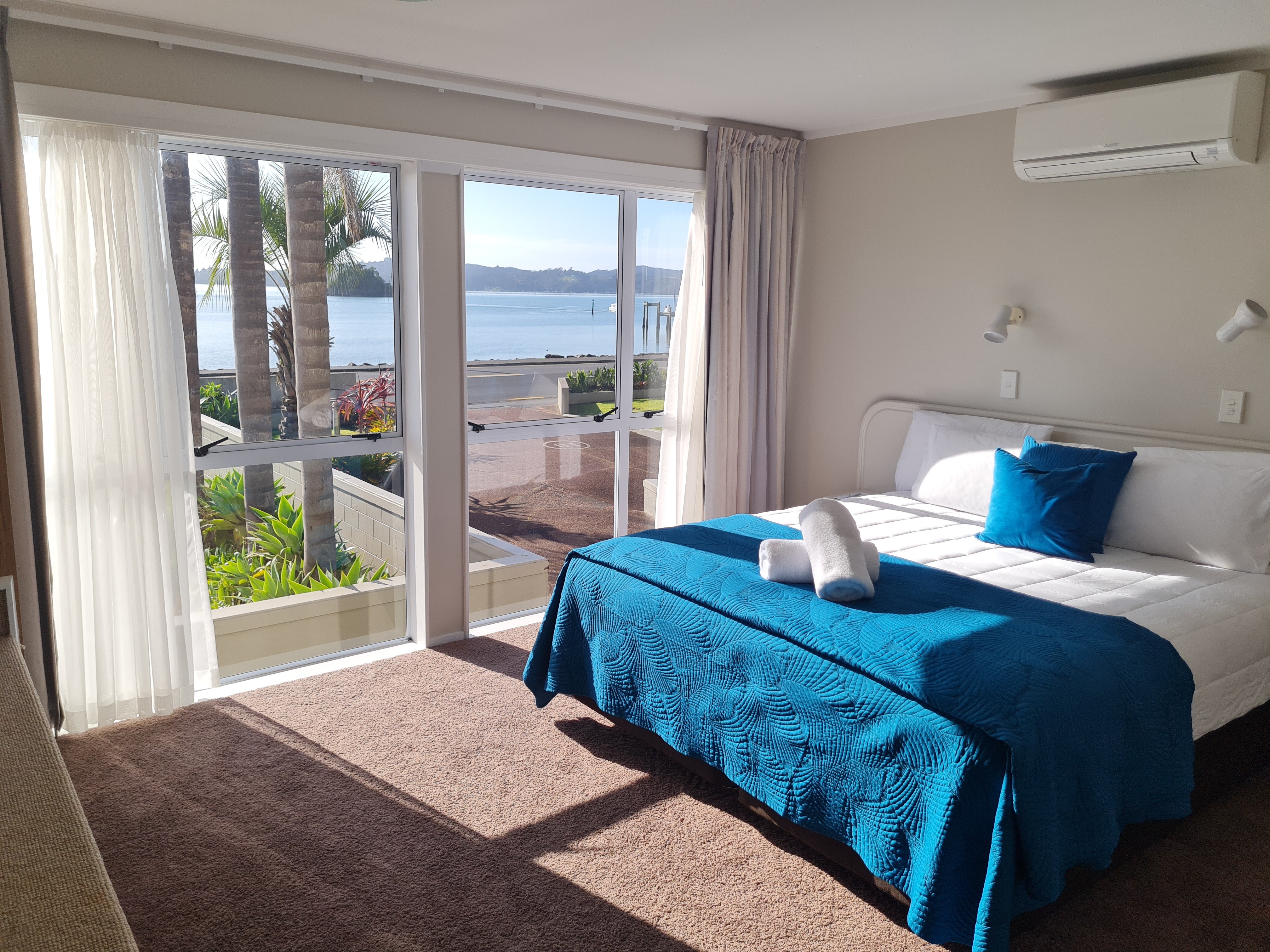 Kingsgate Hotel Autolodge Paih-guestroom-Exec Suite Bedroom.jpg