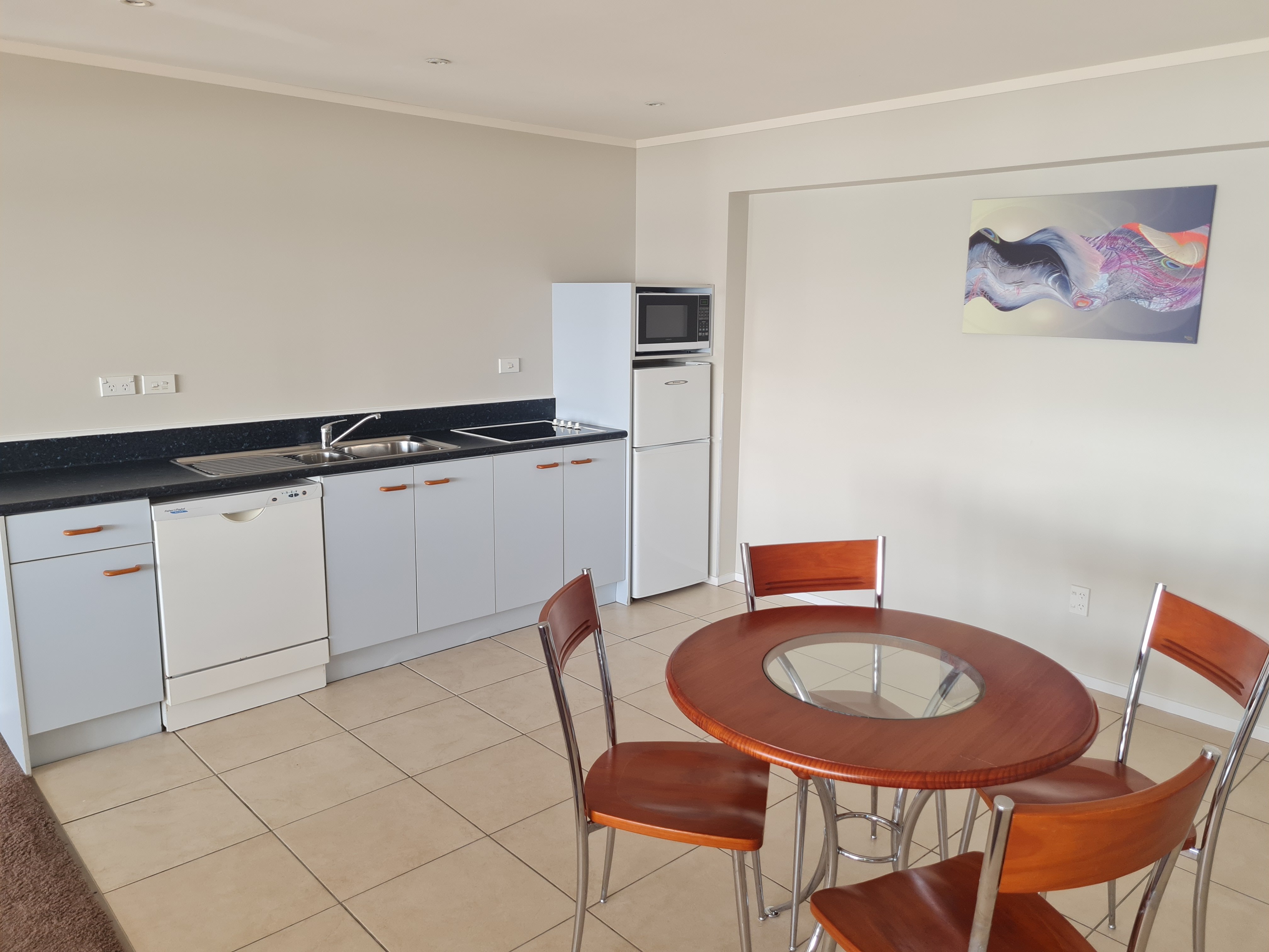 Kingsgate Hotel Autolodge Paih-guestroom-Exec Suite Dining & Kitchenette.jpg