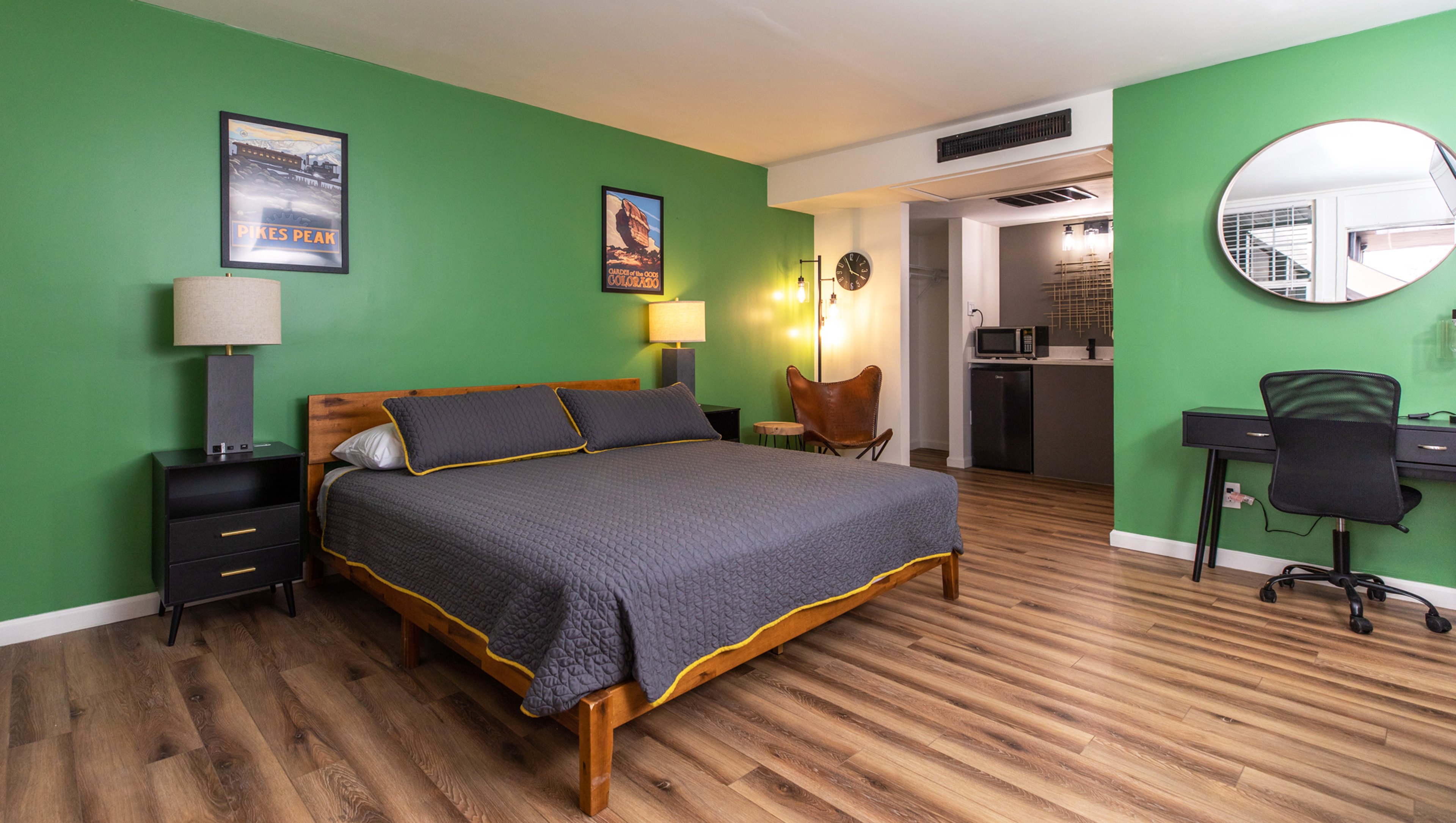 Modern Motel-guestroom-King Suite.jpg