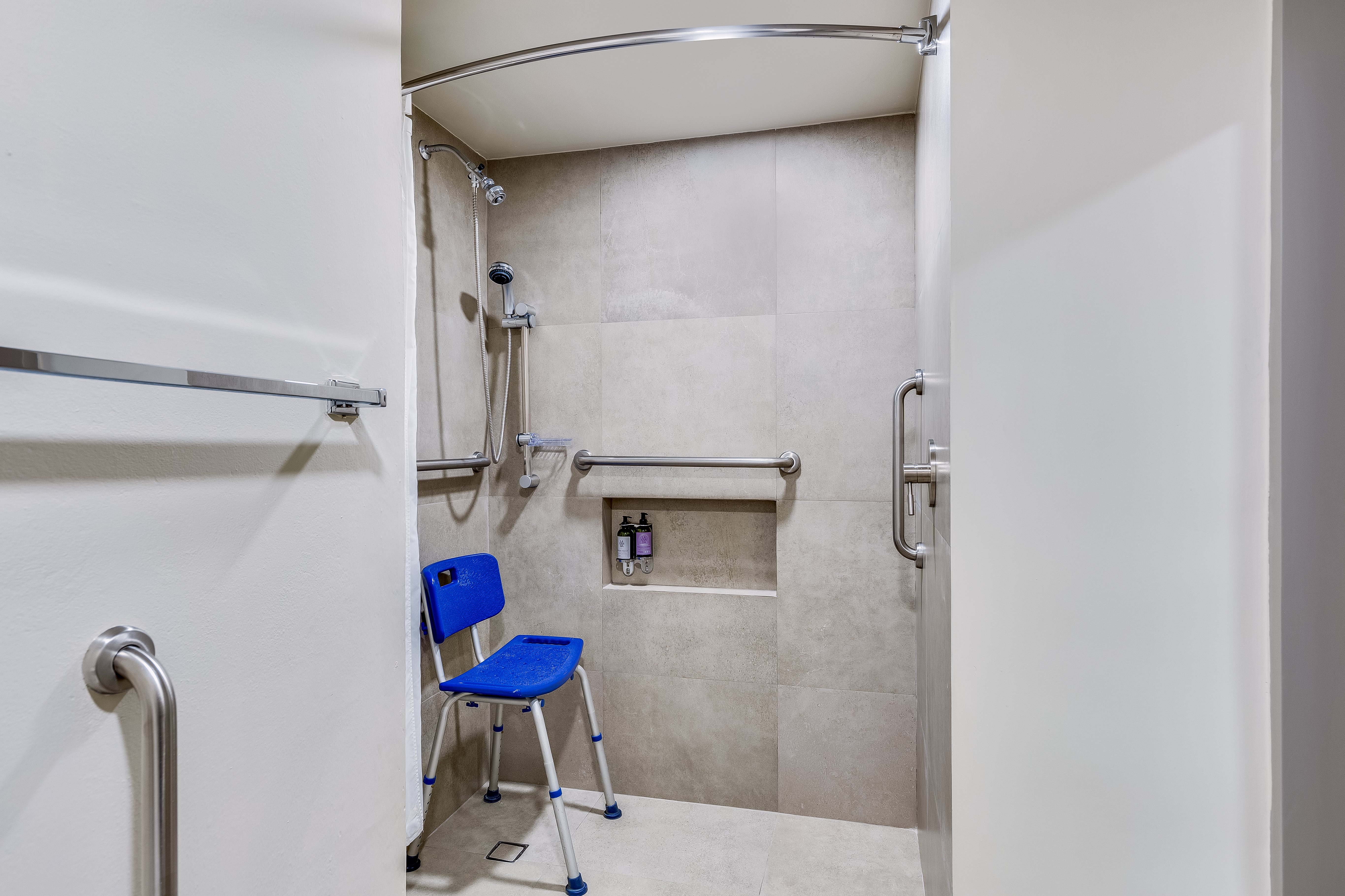 FIESTA INN CUERNAVACA-guestroom-Habitaciones Accessible Room Bano.jpg