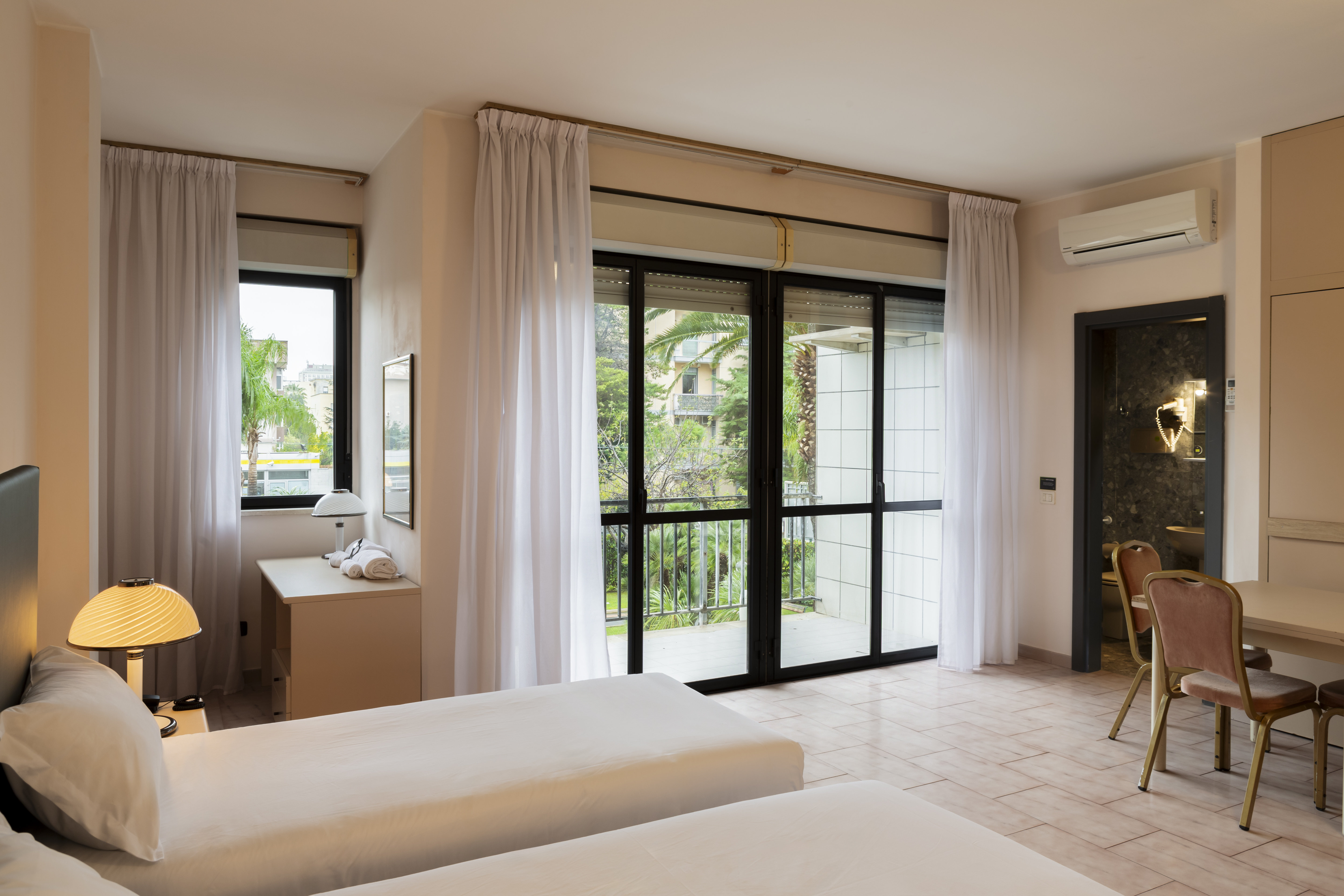 B&B HOTEL BARI RONDO-guestroom-GUEST ROOM.jpg