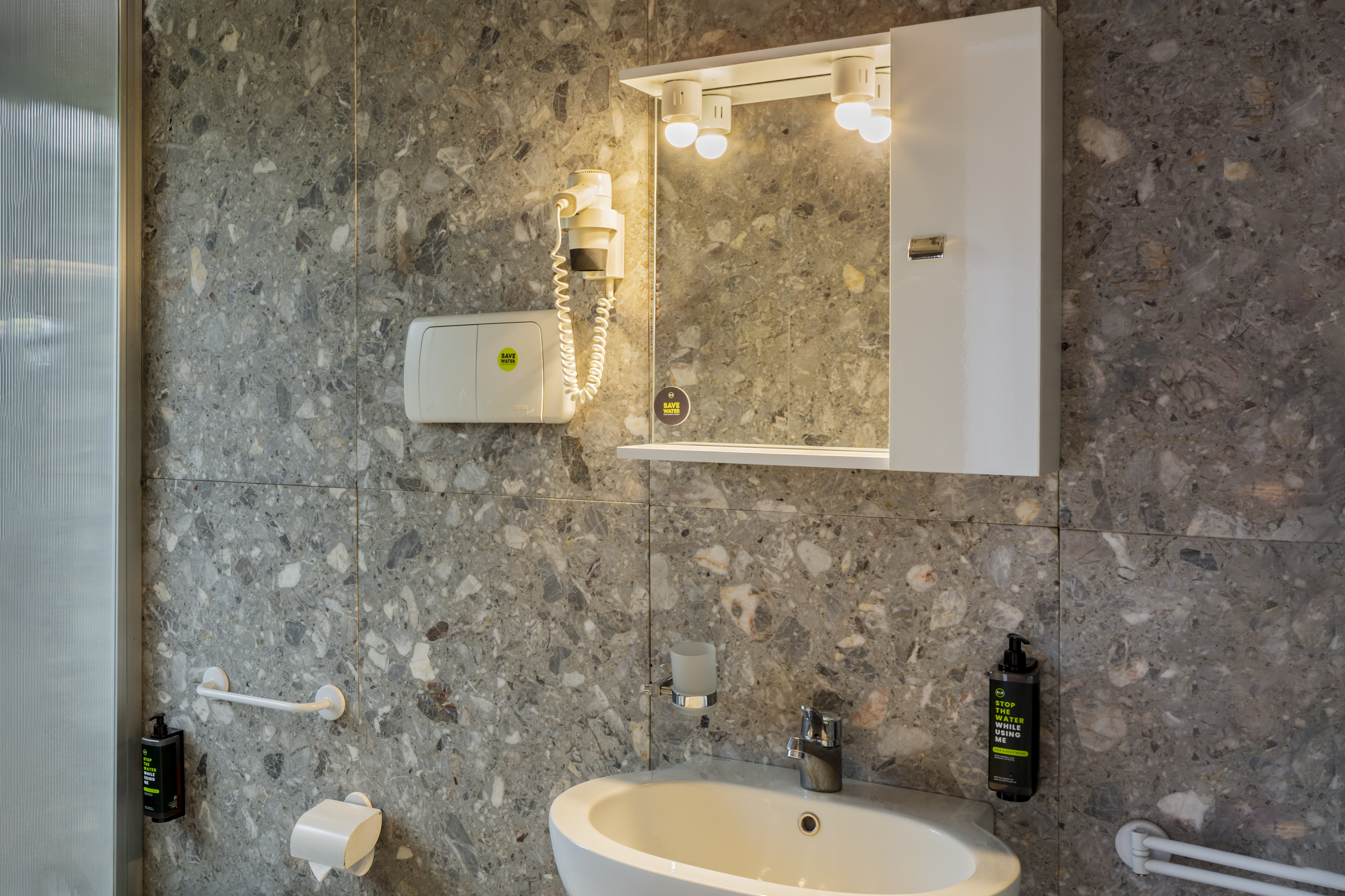 B&B HOTEL BARI RONDO-guestroom-BATHROOM.jpg