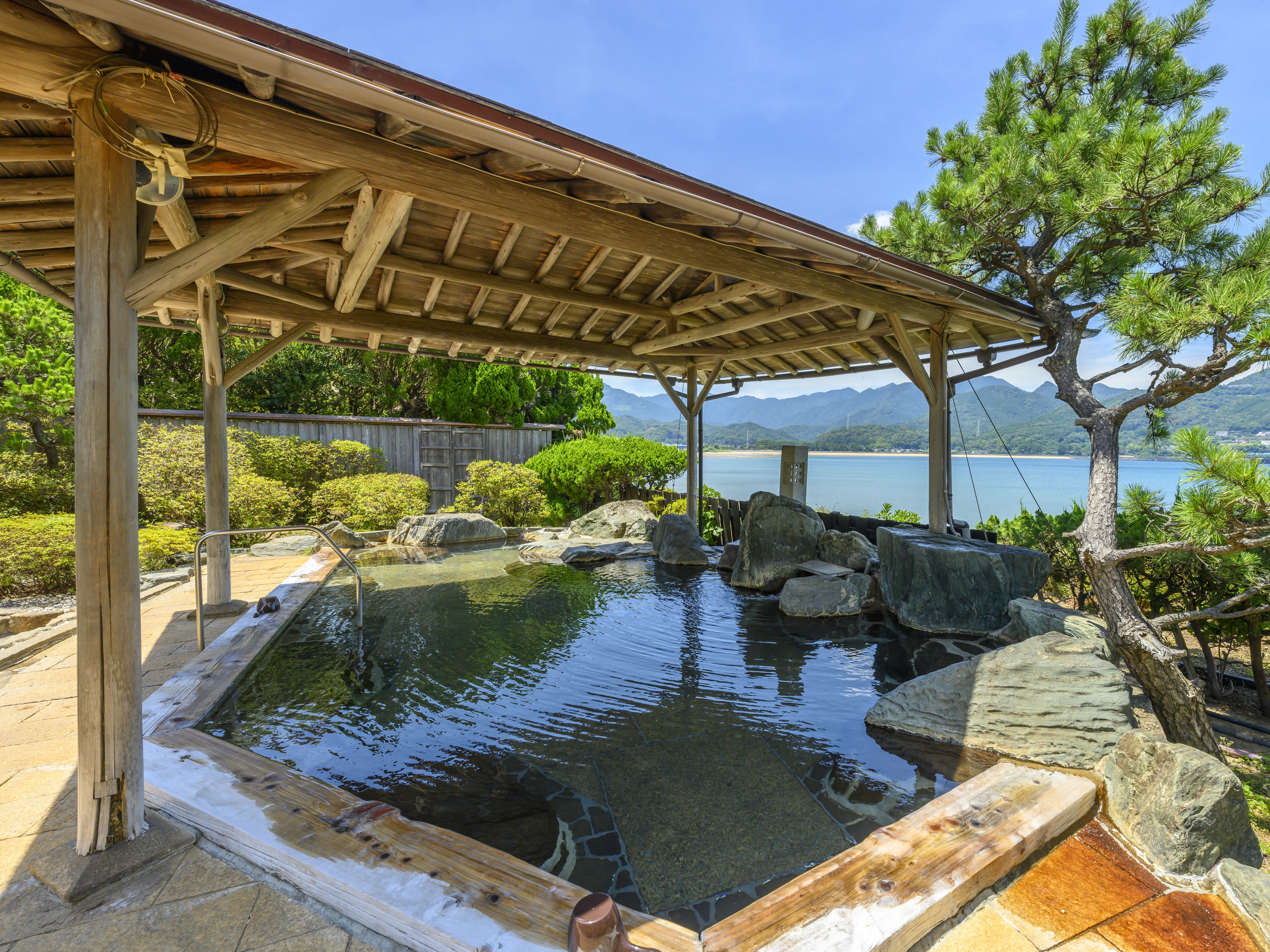 KAMENOI HOTEL NACHI KATSUURA-guestroom-An open-air garden bath with a view of the seamount..jpg