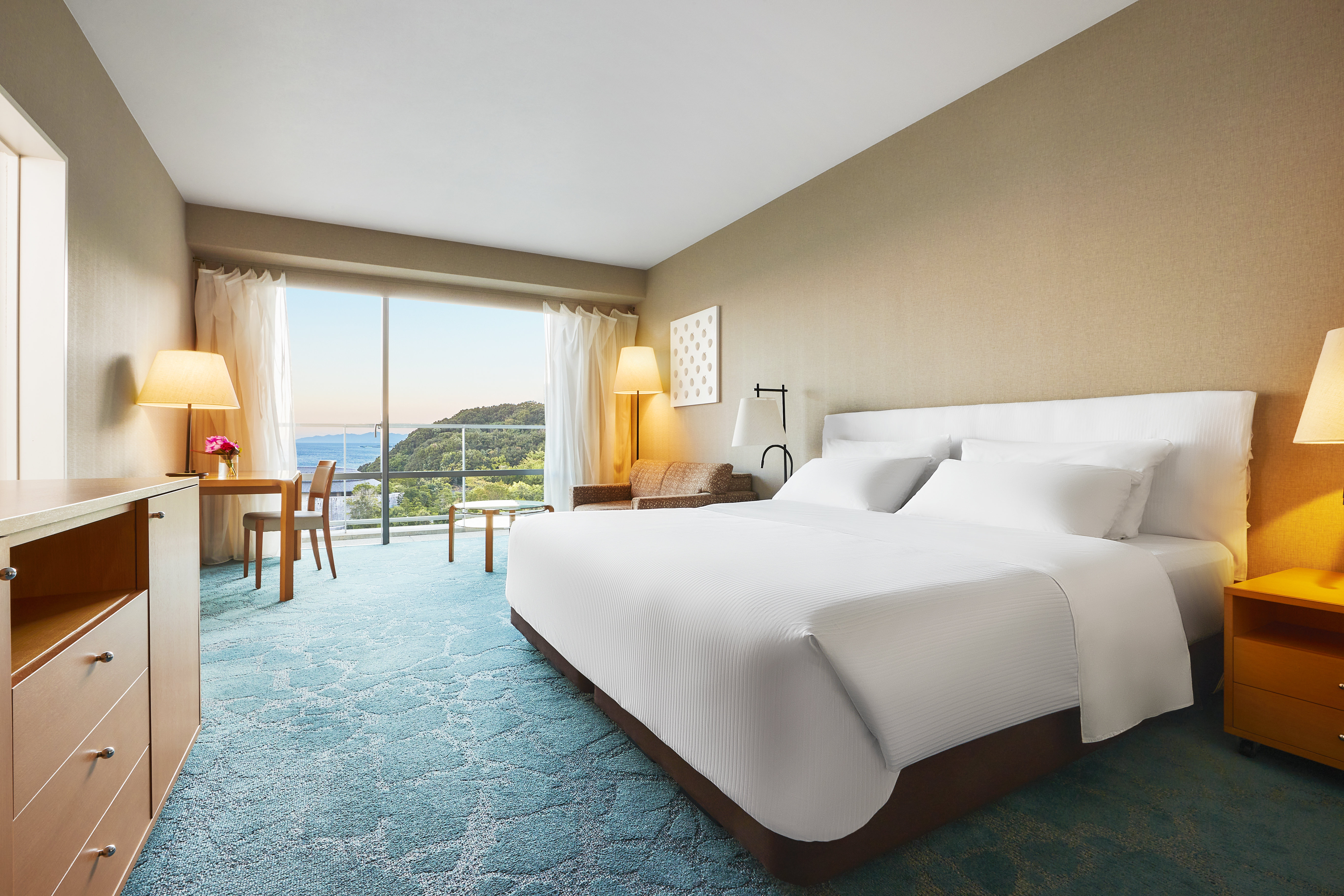 GRAND NIKKO AWAJI-guestroom-Luxury Double_View Bath.jpg
