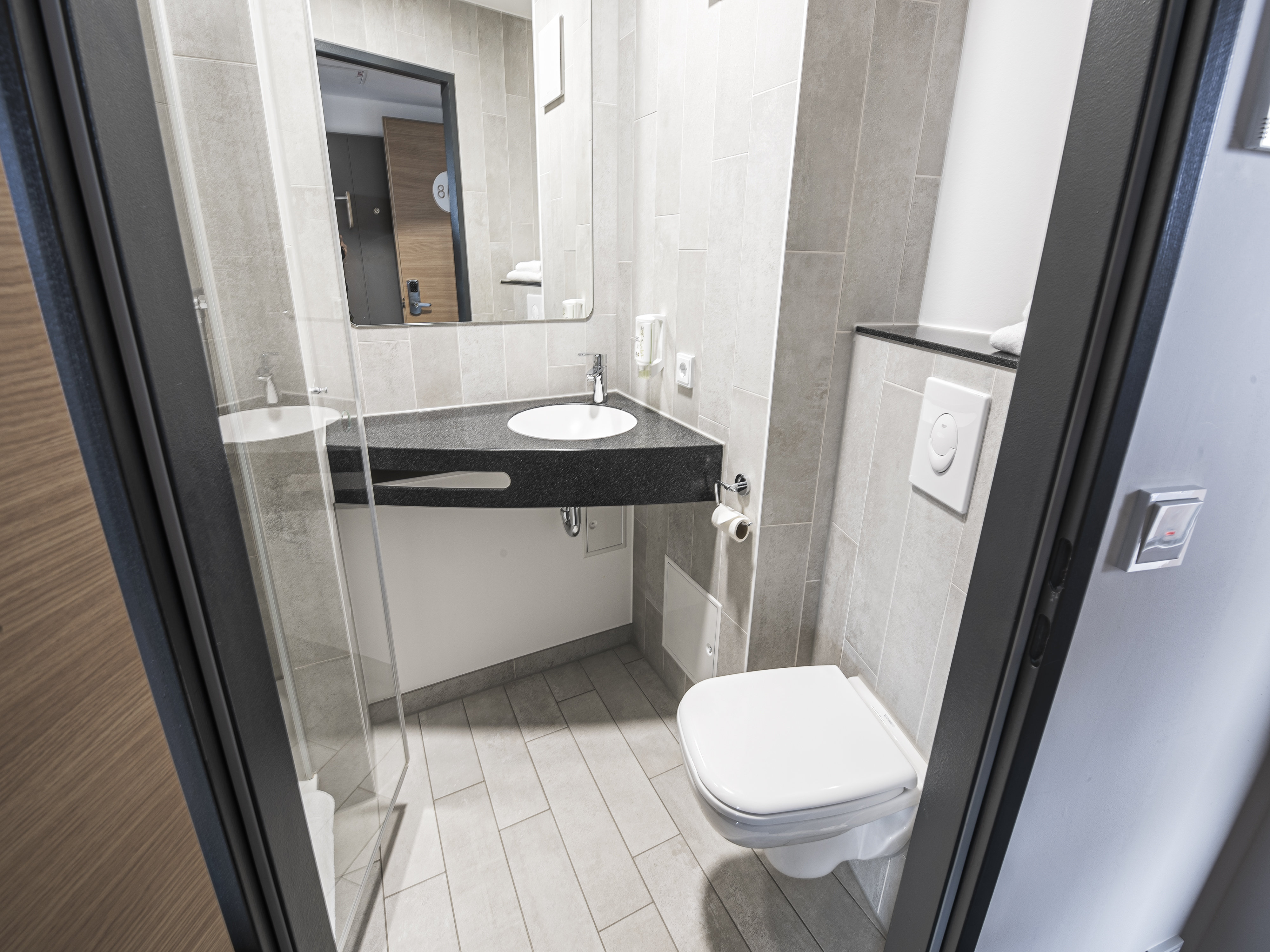 B&B HOTEL WIENER-NEUDORF-guestroom-Hotel Wiener Neudorf Bath.jpg