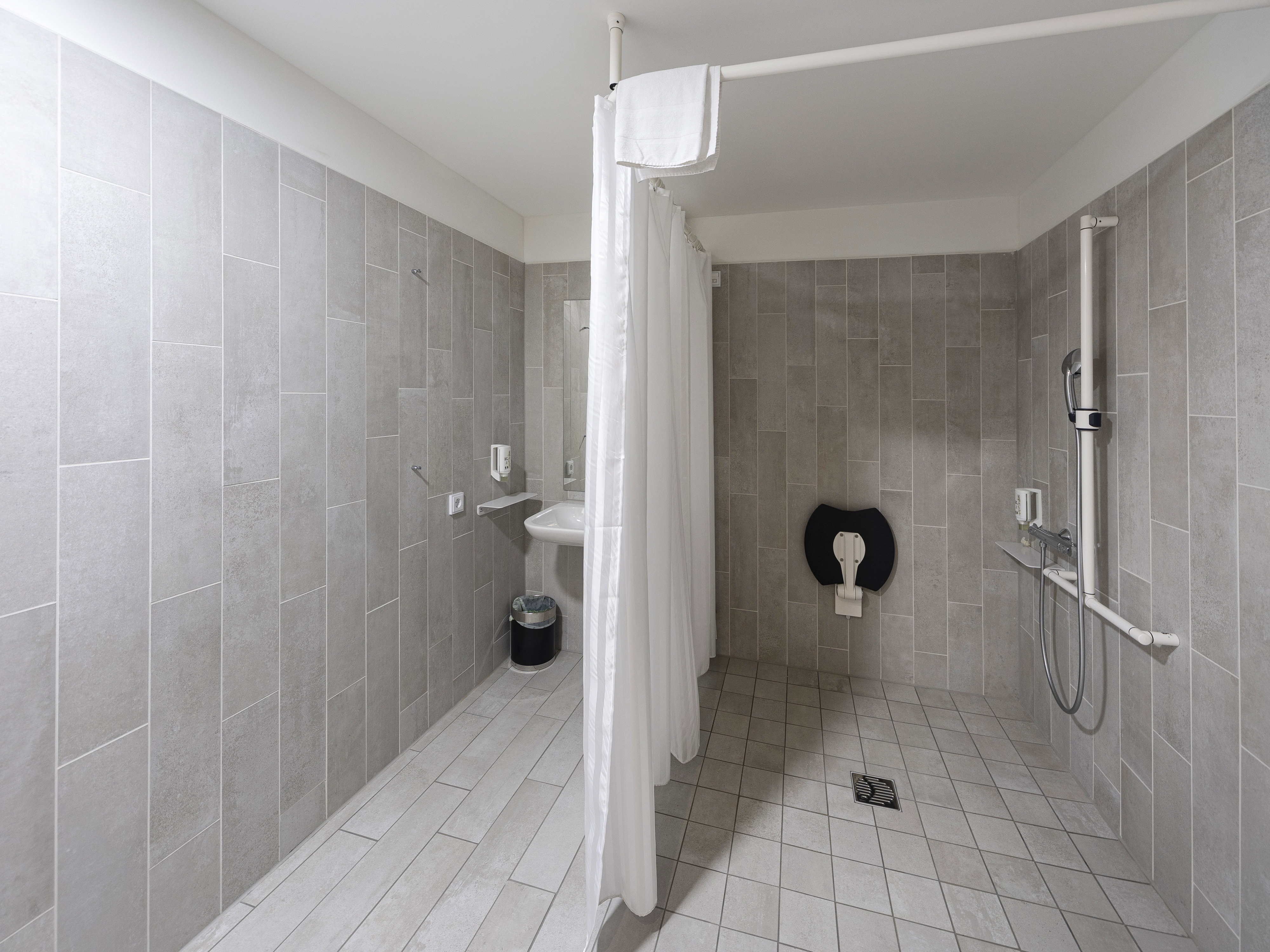 B&B HOTEL DESSAU-guestroom-Hotel Dessau Disabled Bathroom.jpg