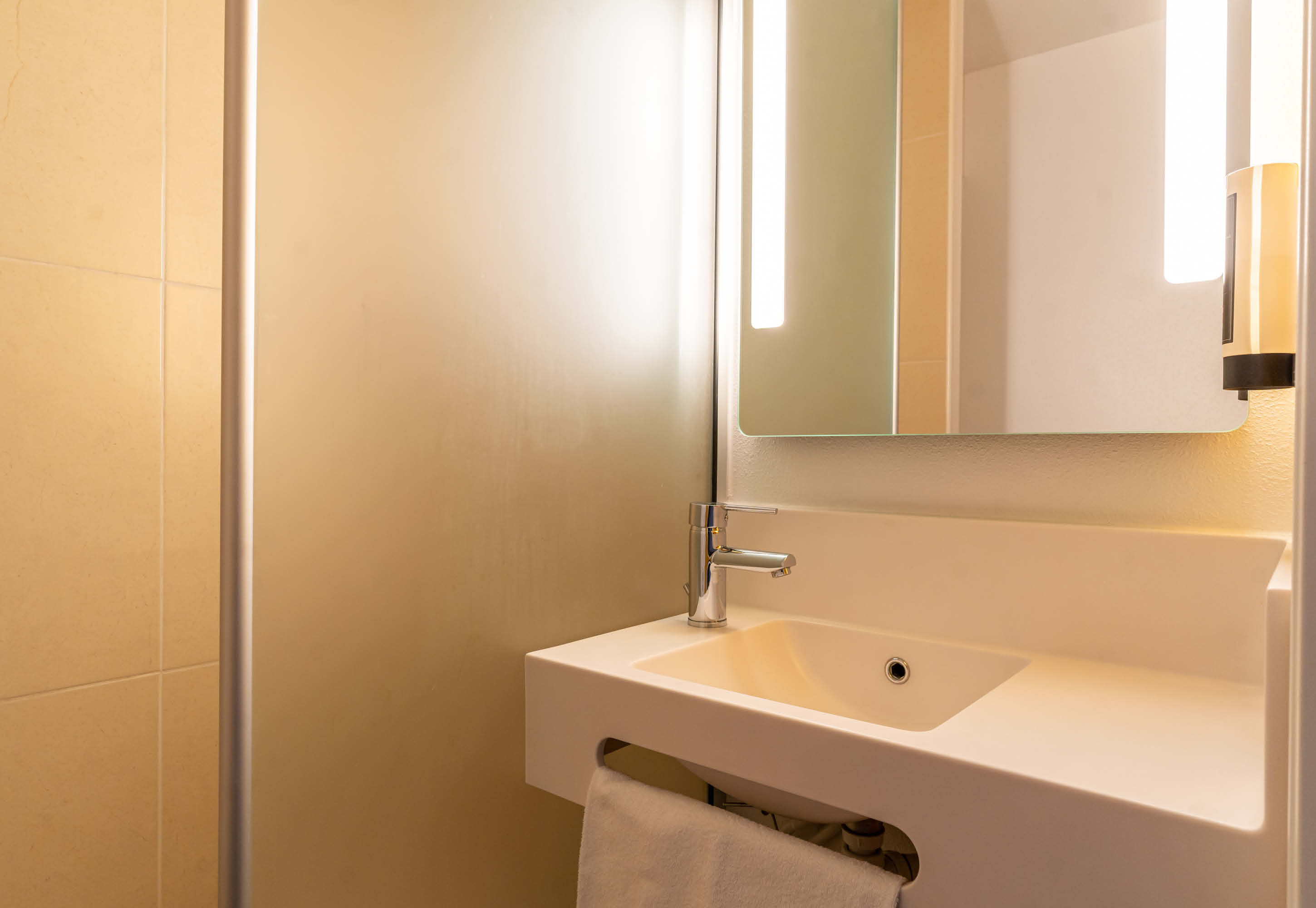 B&B HOTEL AIX EN PROVENCE LE THOLON-guestroom-Hotel Aix Le Tholonet Bathroom.jpg